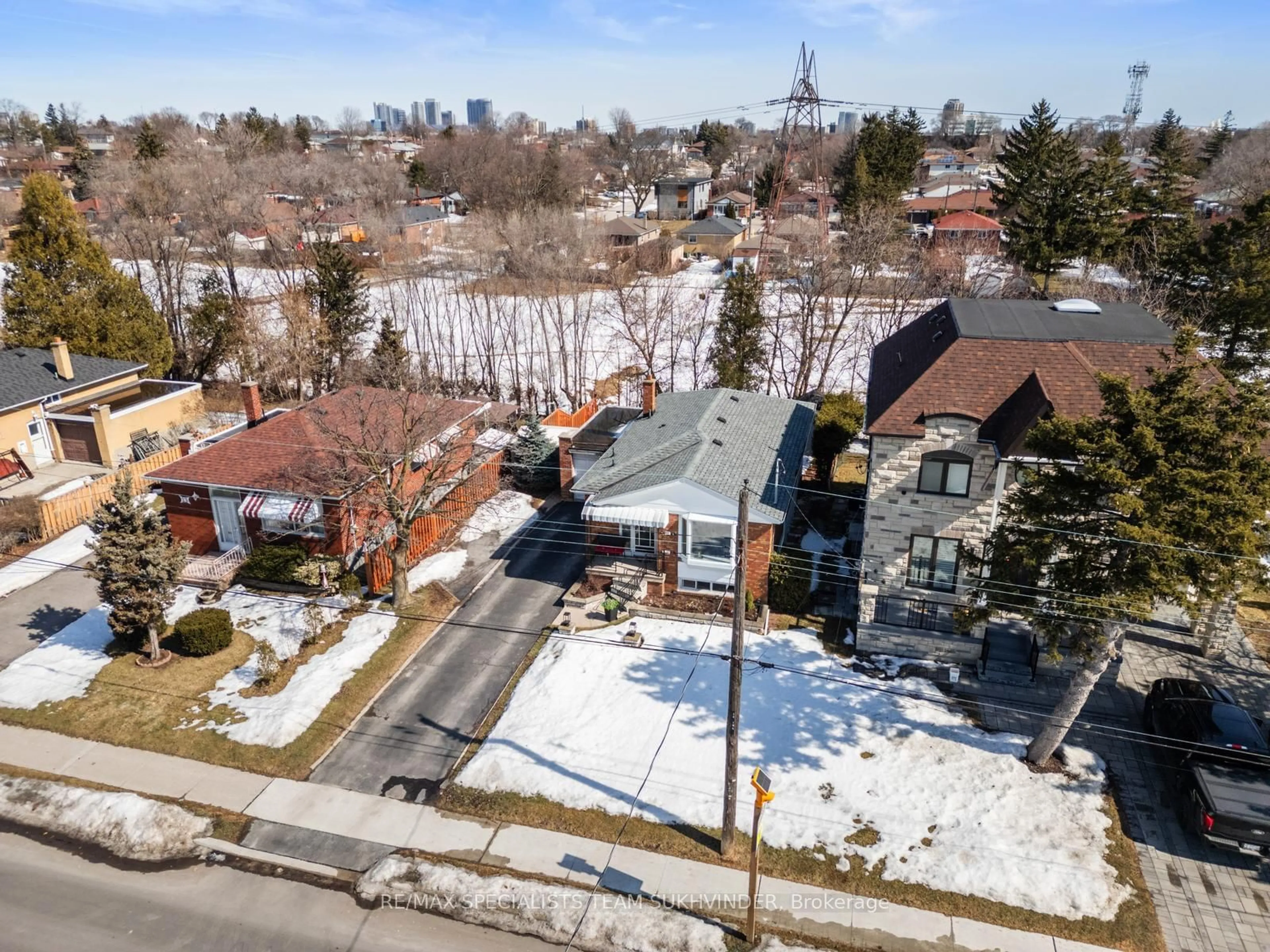 A pic from outside/outdoor area/front of a property/back of a property/a pic from drone, street for 21 White Abbey Park, Toronto Ontario M1R 4R3