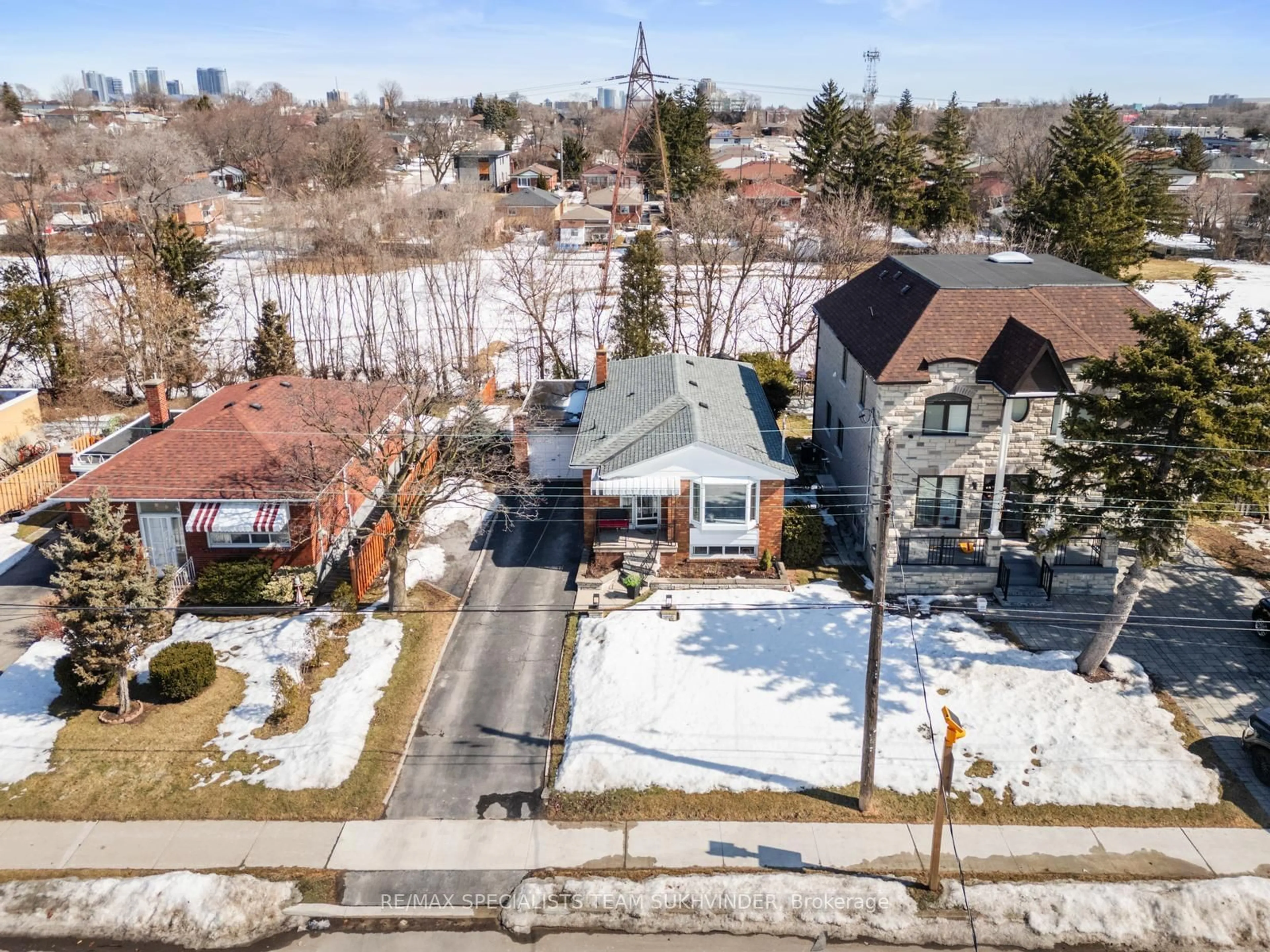 A pic from outside/outdoor area/front of a property/back of a property/a pic from drone, street for 21 White Abbey Park, Toronto Ontario M1R 4R3