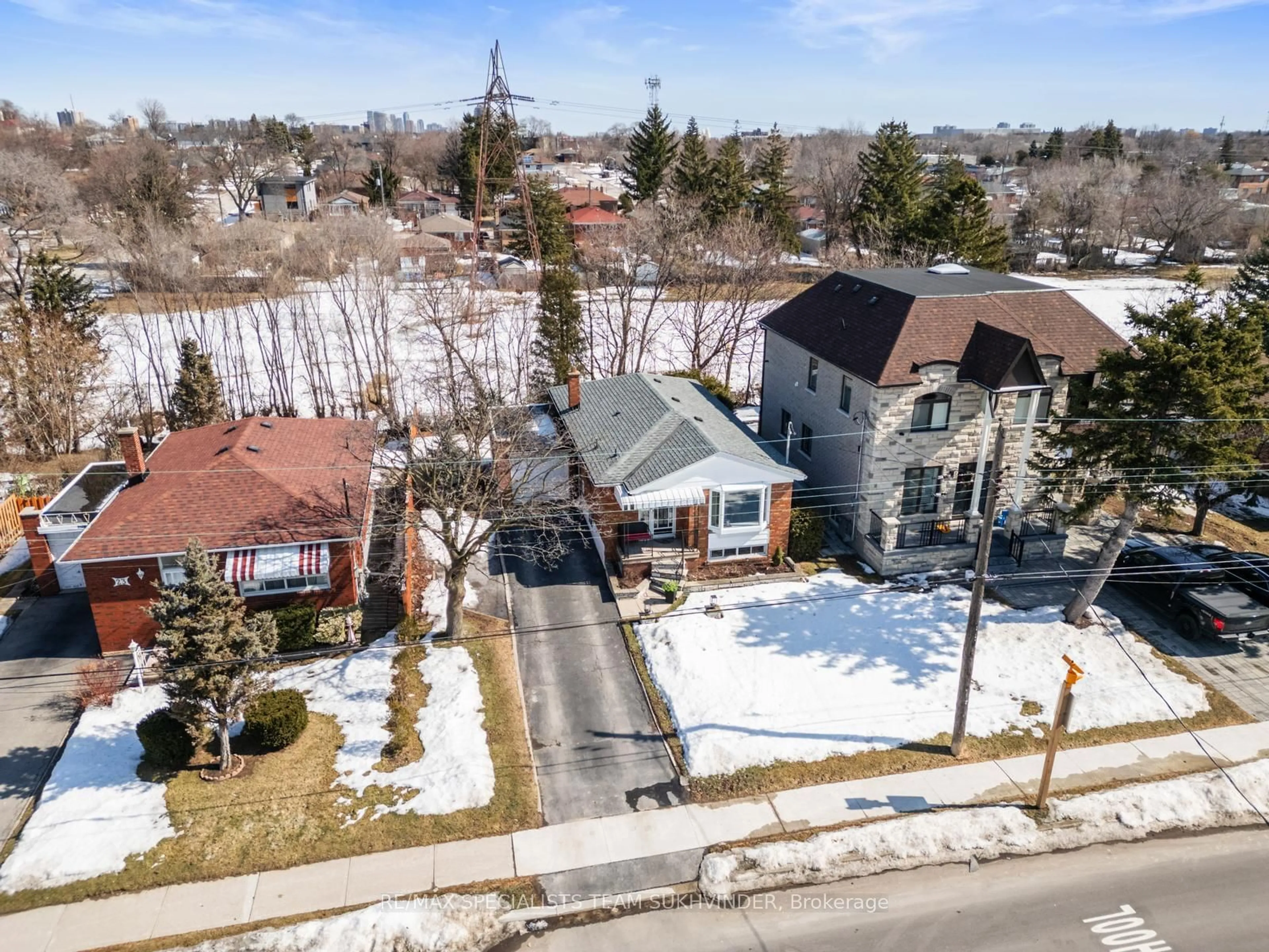 A pic from outside/outdoor area/front of a property/back of a property/a pic from drone, street for 21 White Abbey Park, Toronto Ontario M1R 4R3