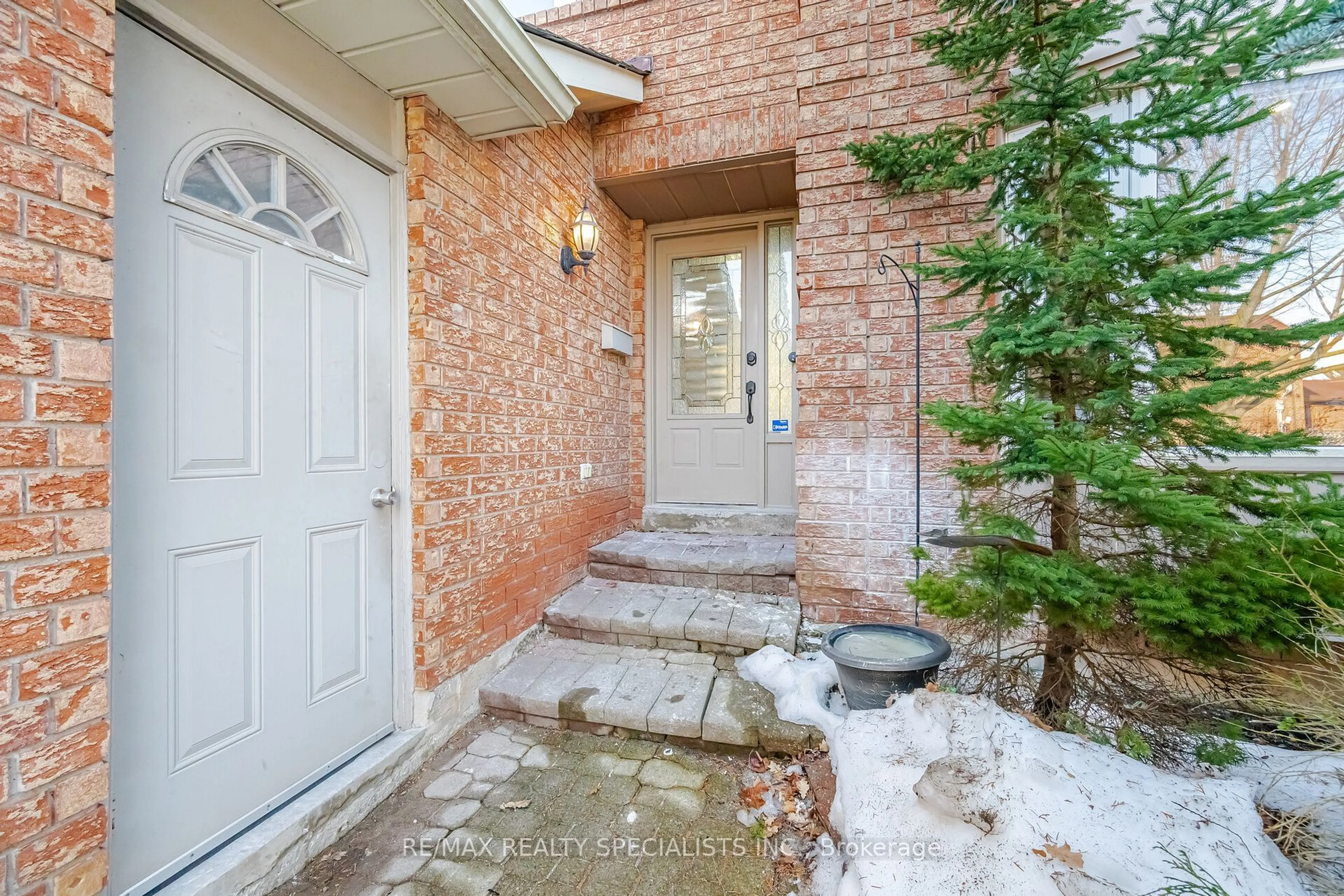 Indoor entryway for 1861 Una Rd, Pickering Ontario L1V 3J5