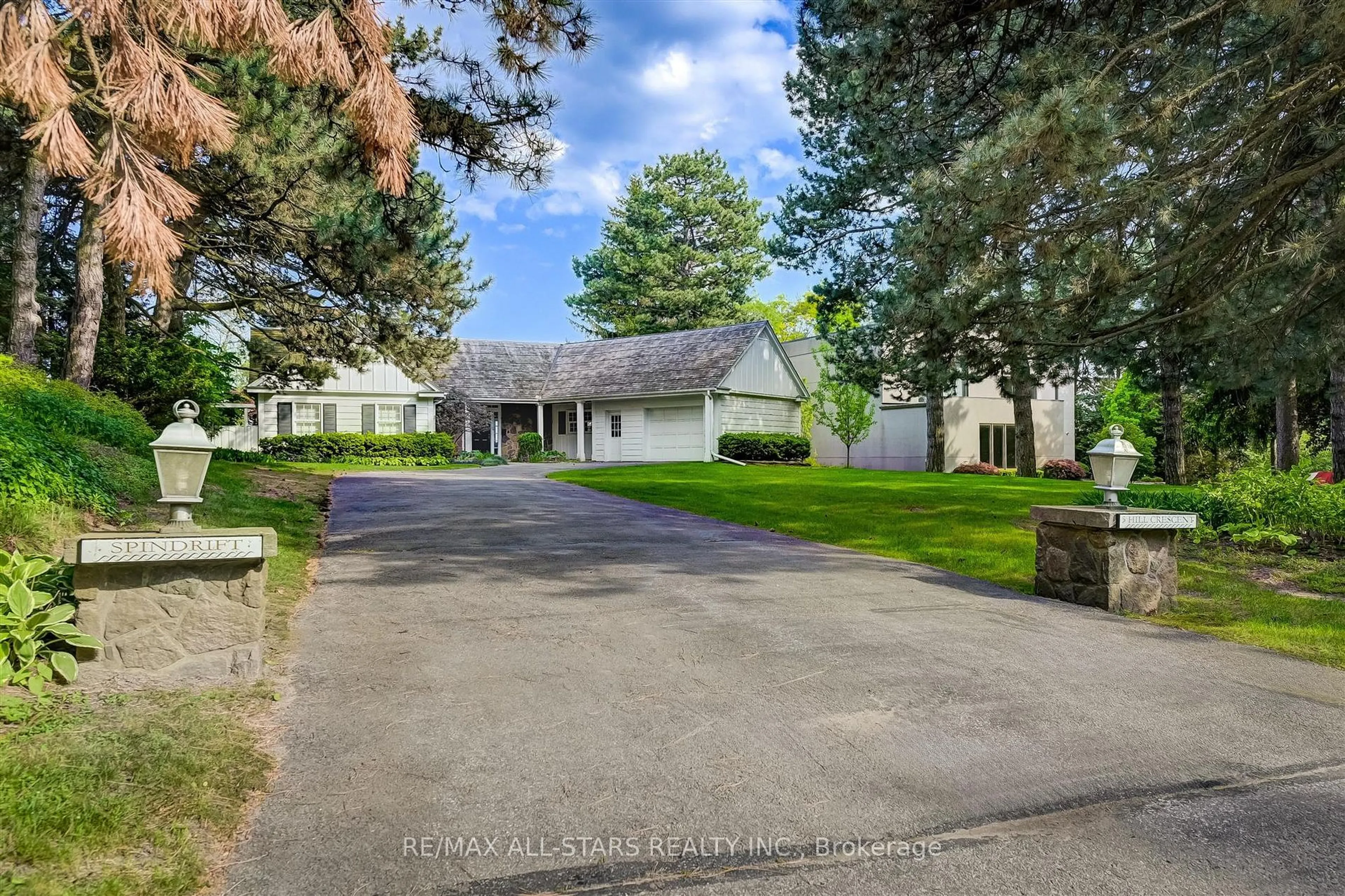 A pic from outside/outdoor area/front of a property/back of a property/a pic from drone, street for 5 Hill Cres, Toronto Ontario M1M 1H7