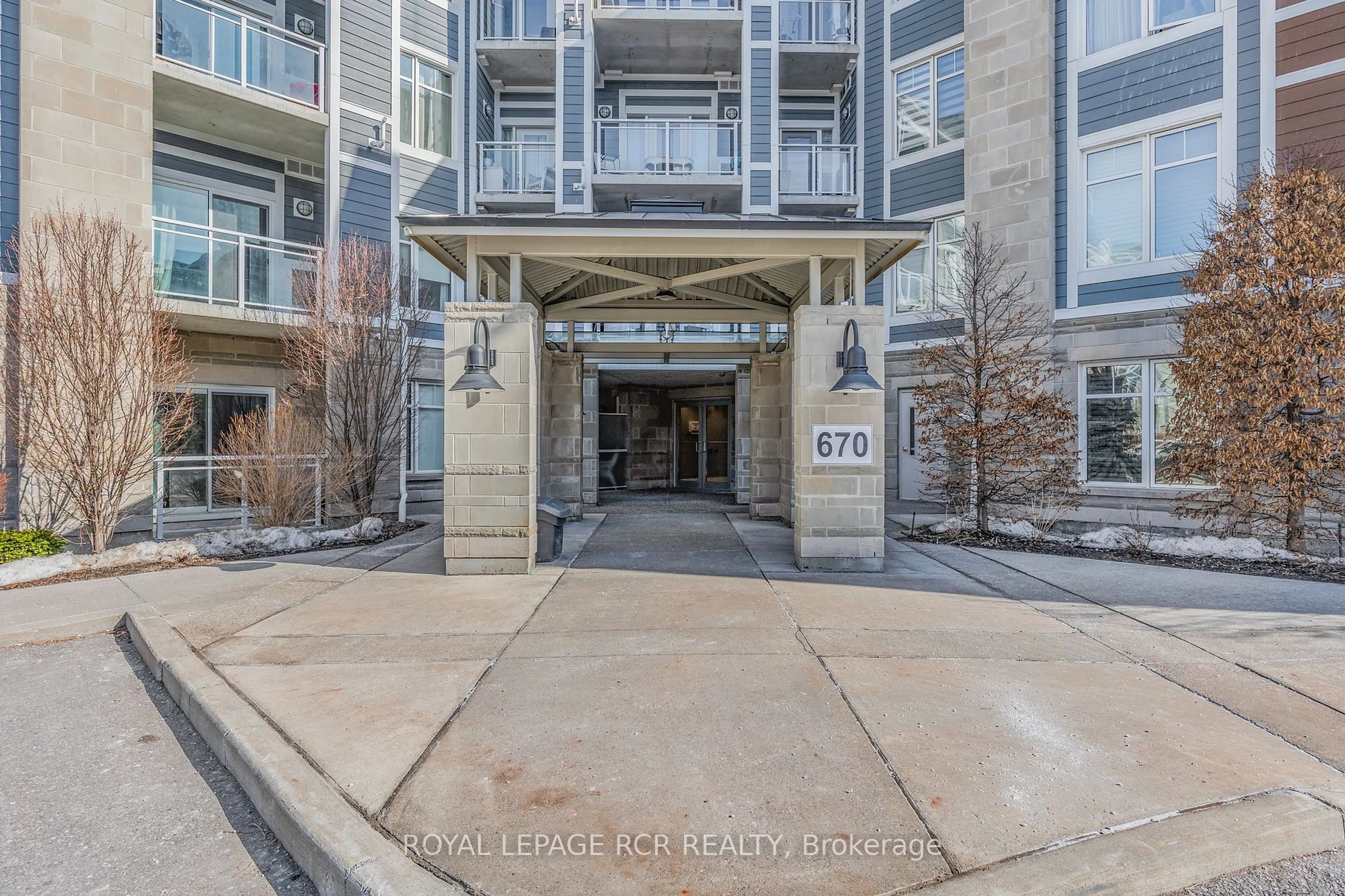 Indoor foyer for 670 Gordon St #408, Whitby Ontario L1N 0K9