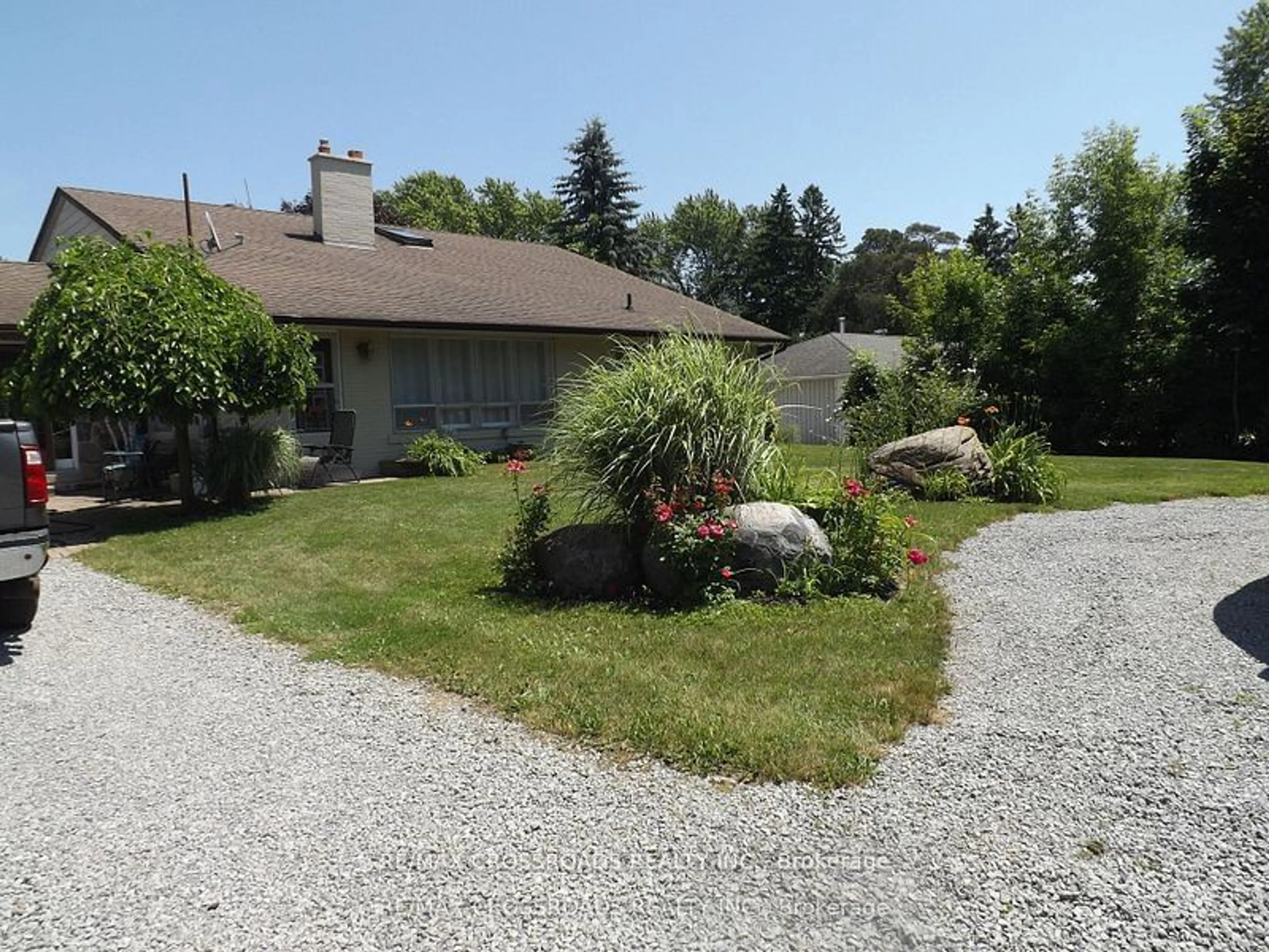 A pic from outside/outdoor area/front of a property/back of a property/a pic from drone, street for 1969 Southview Dr, Pickering Ontario L1V 1Y6