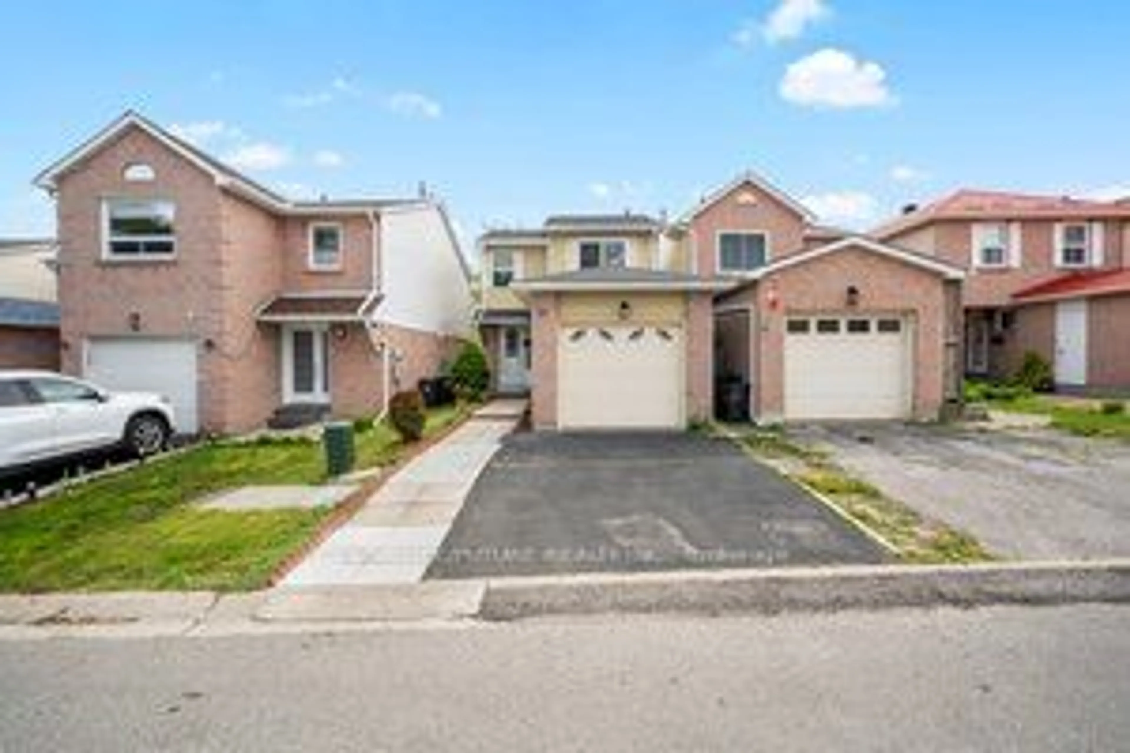 A pic from outside/outdoor area/front of a property/back of a property/a pic from drone, street for 37 Frontier Ptwy, Toronto Ontario M1B 4G6