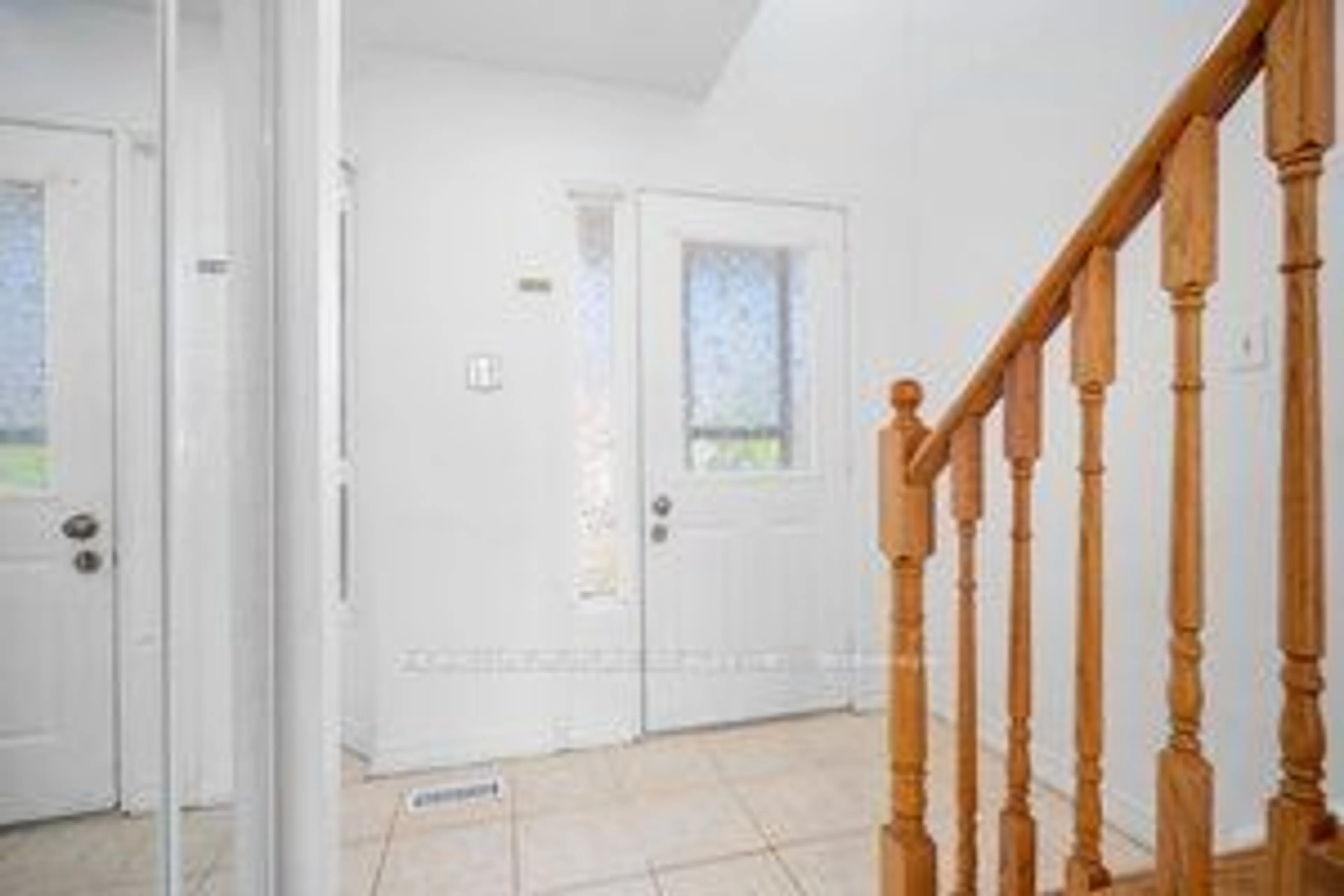 Indoor foyer for 37 Frontier Ptwy, Toronto Ontario M1B 4G6