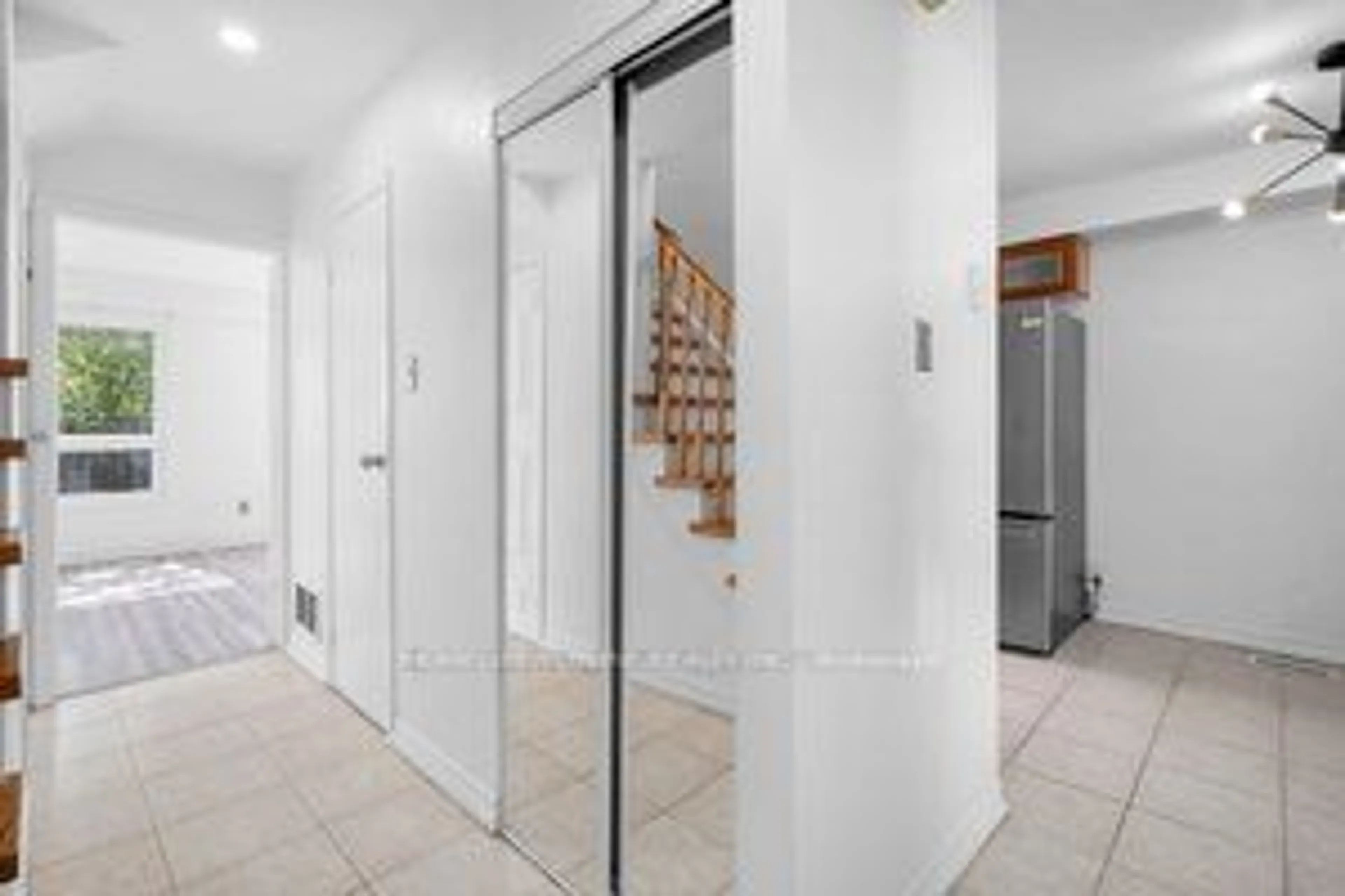 Indoor foyer for 37 Frontier Ptwy, Toronto Ontario M1B 4G6