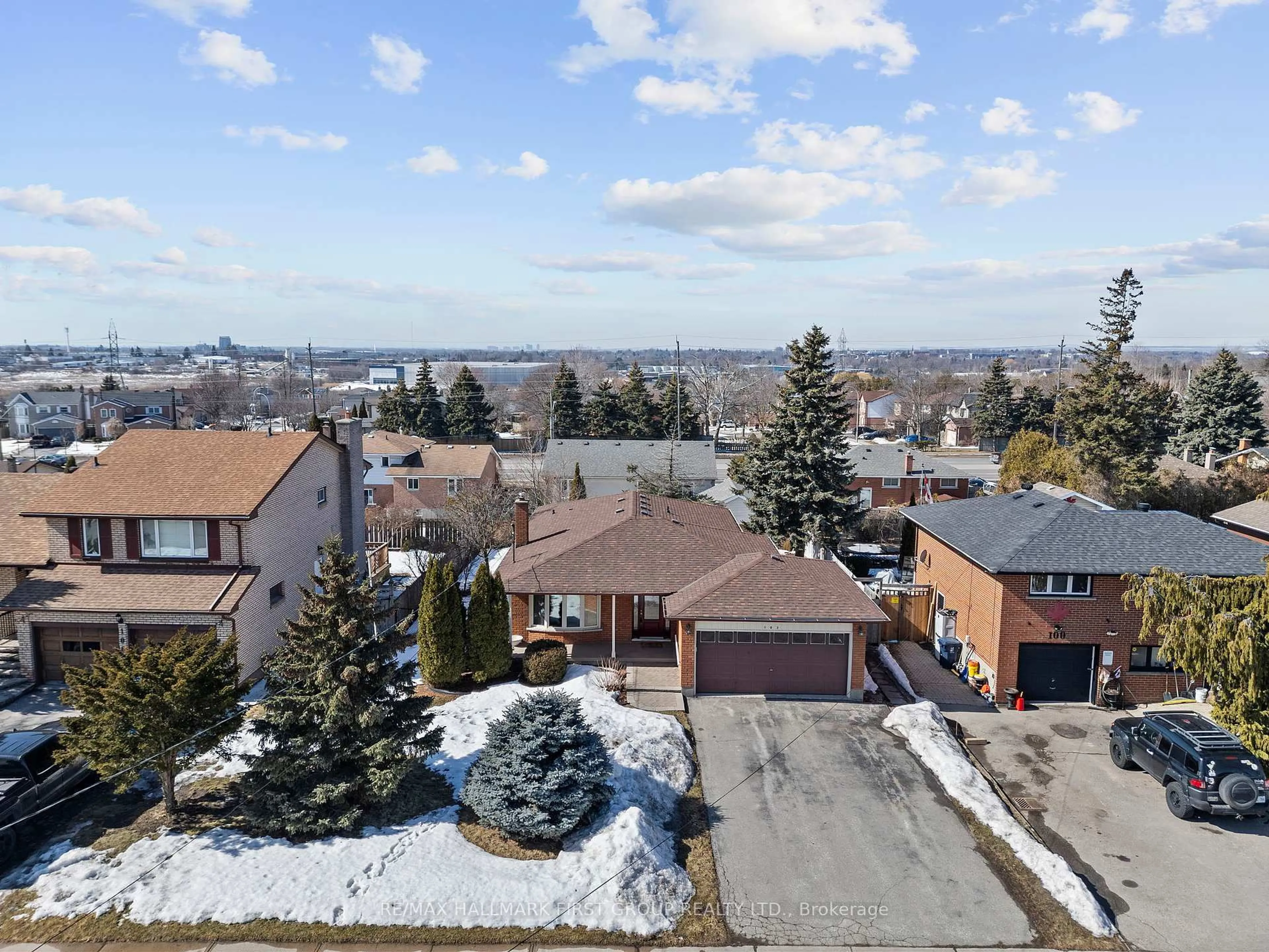 A pic from outside/outdoor area/front of a property/back of a property/a pic from drone, street for 102 Applewood Cres, Whitby Ontario L1N 2E7