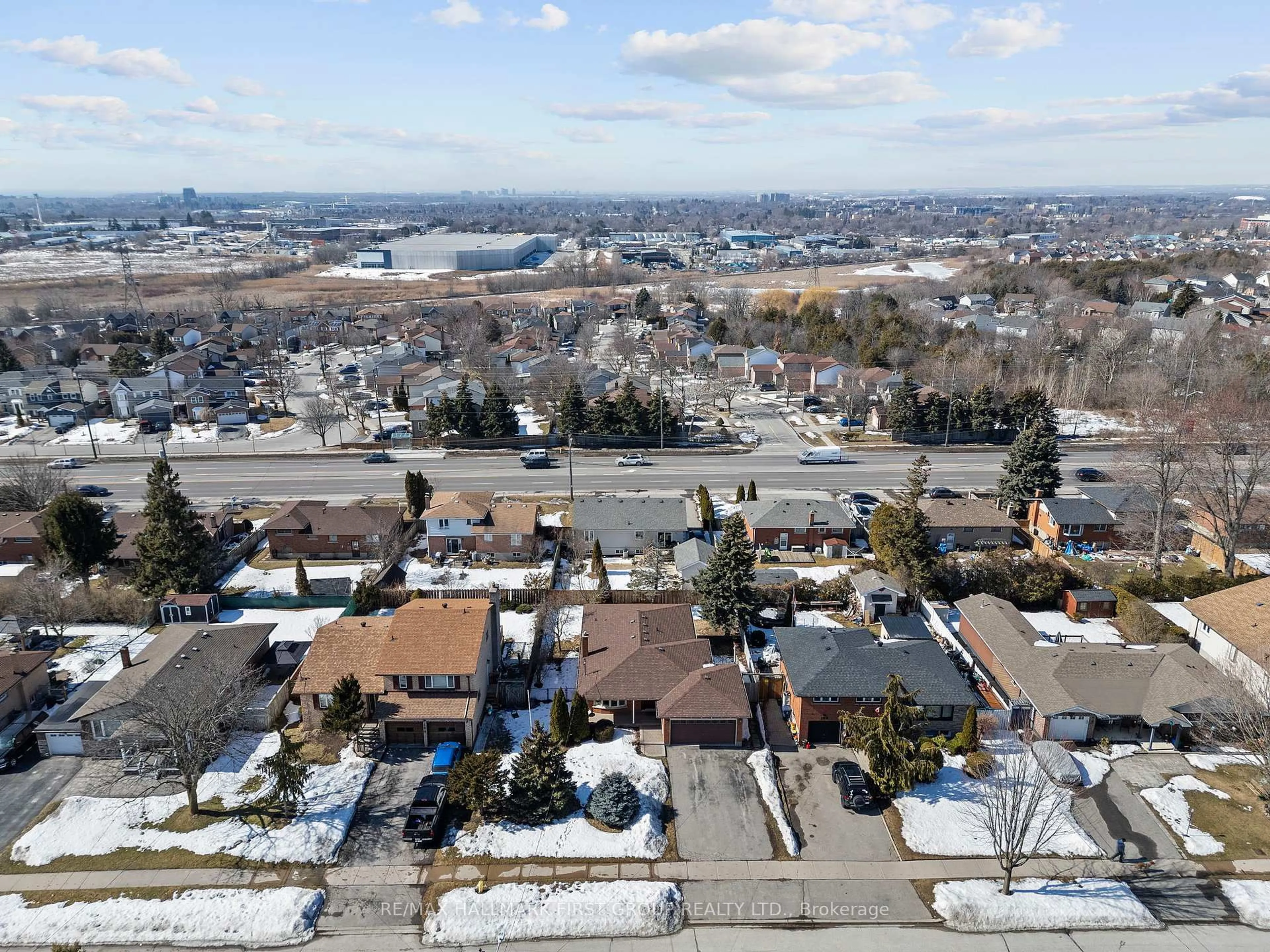 A pic from outside/outdoor area/front of a property/back of a property/a pic from drone, street for 102 Applewood Cres, Whitby Ontario L1N 2E7