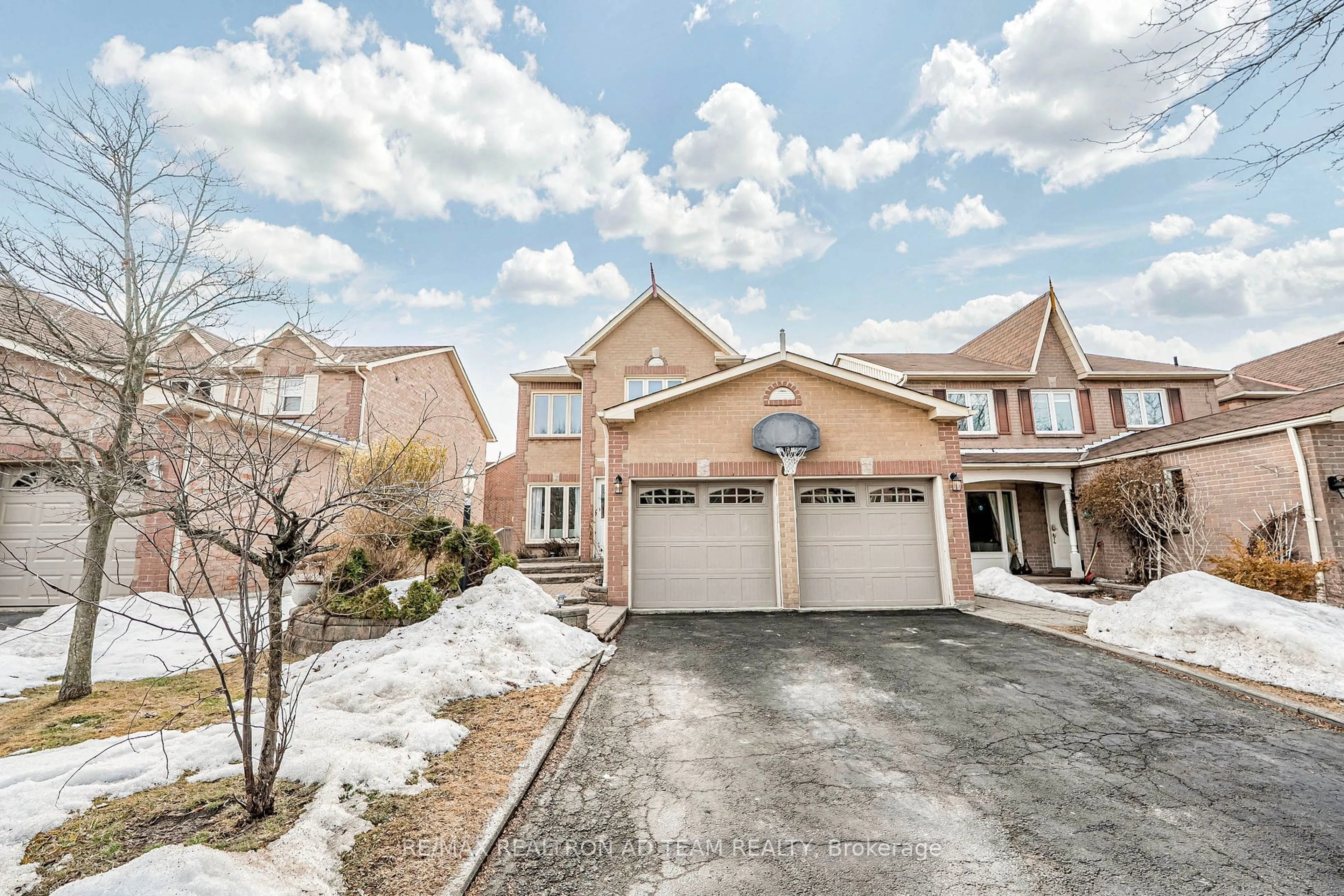 A pic from outside/outdoor area/front of a property/back of a property/a pic from drone, street for 6 Sullivan Dr, Ajax Ontario L1T 3K8