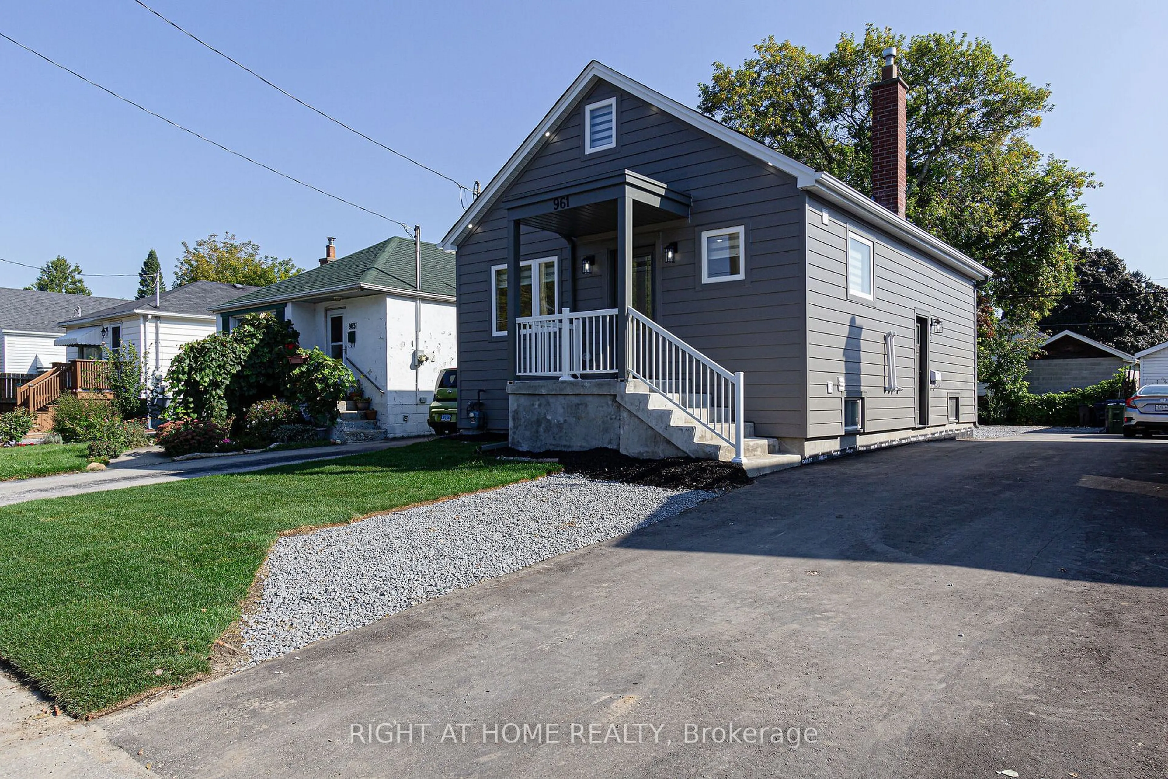 A pic from outside/outdoor area/front of a property/back of a property/a pic from drone, street for 961 Victoria Park Ave, Toronto Ontario M4B 2J4