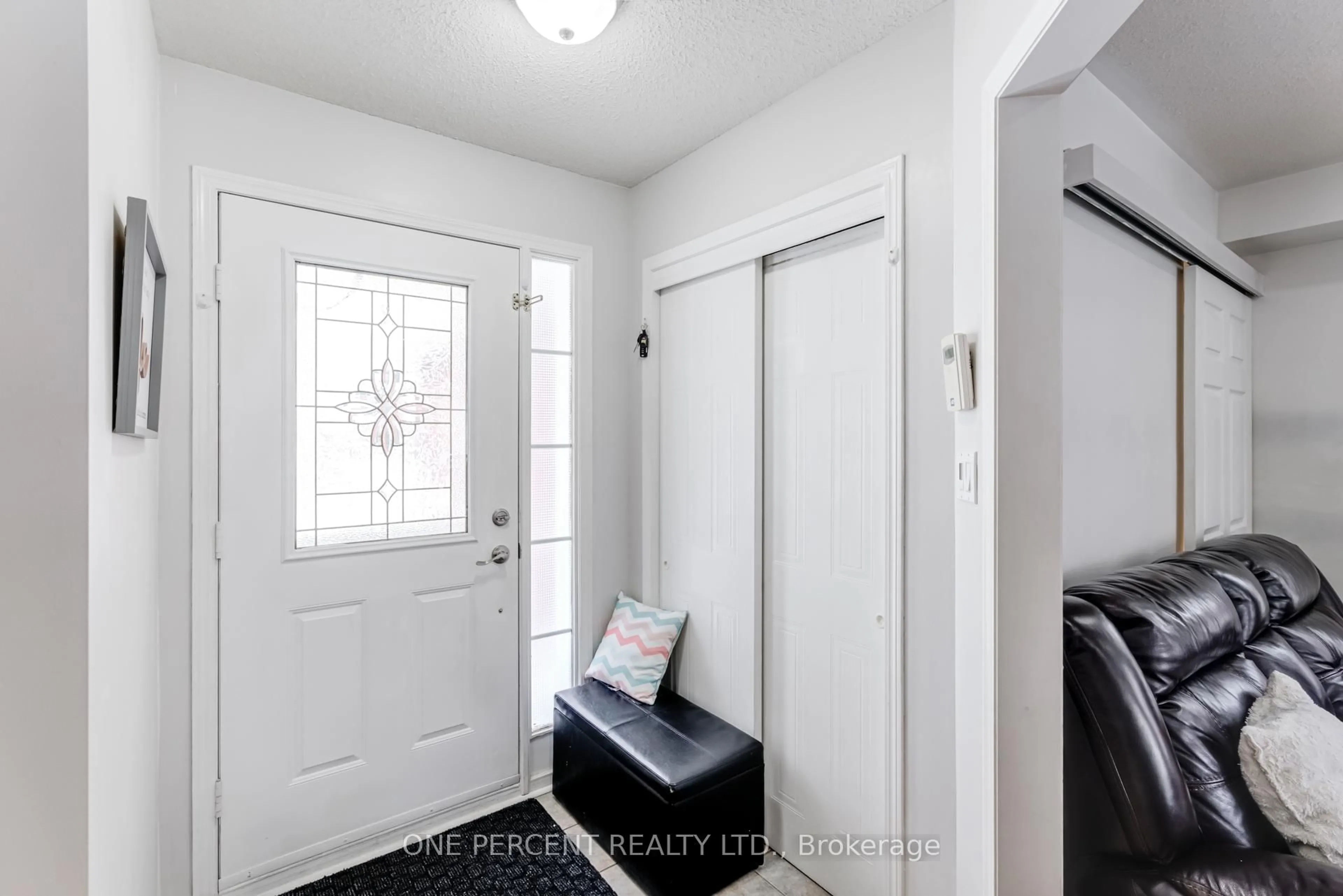 Indoor entryway for 1624 Canadore Cres, Oshawa Ontario L1G 8A6