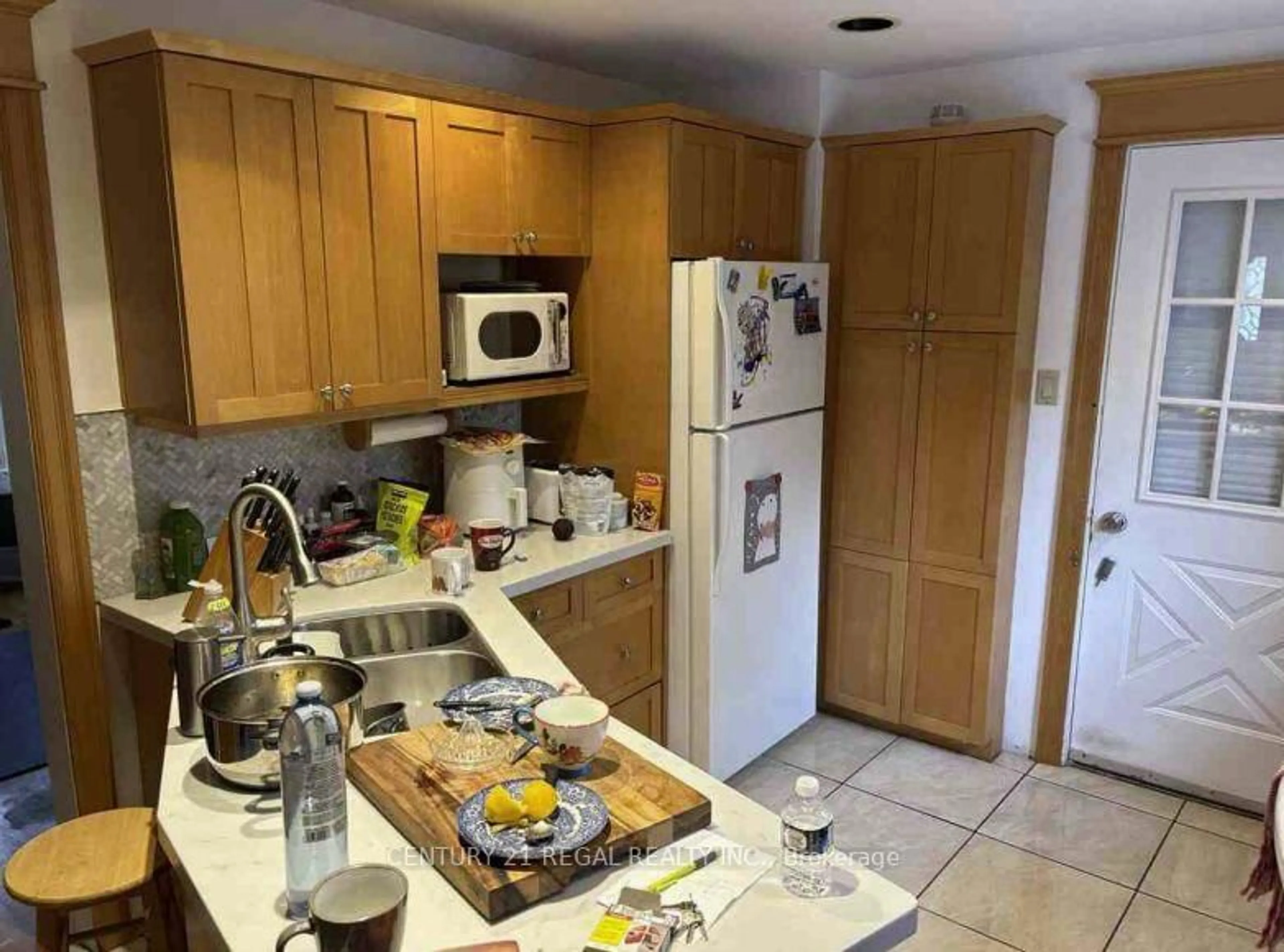 Standard kitchen, unknown for 314 Pitt St, Whitby Ontario L1N 1L1