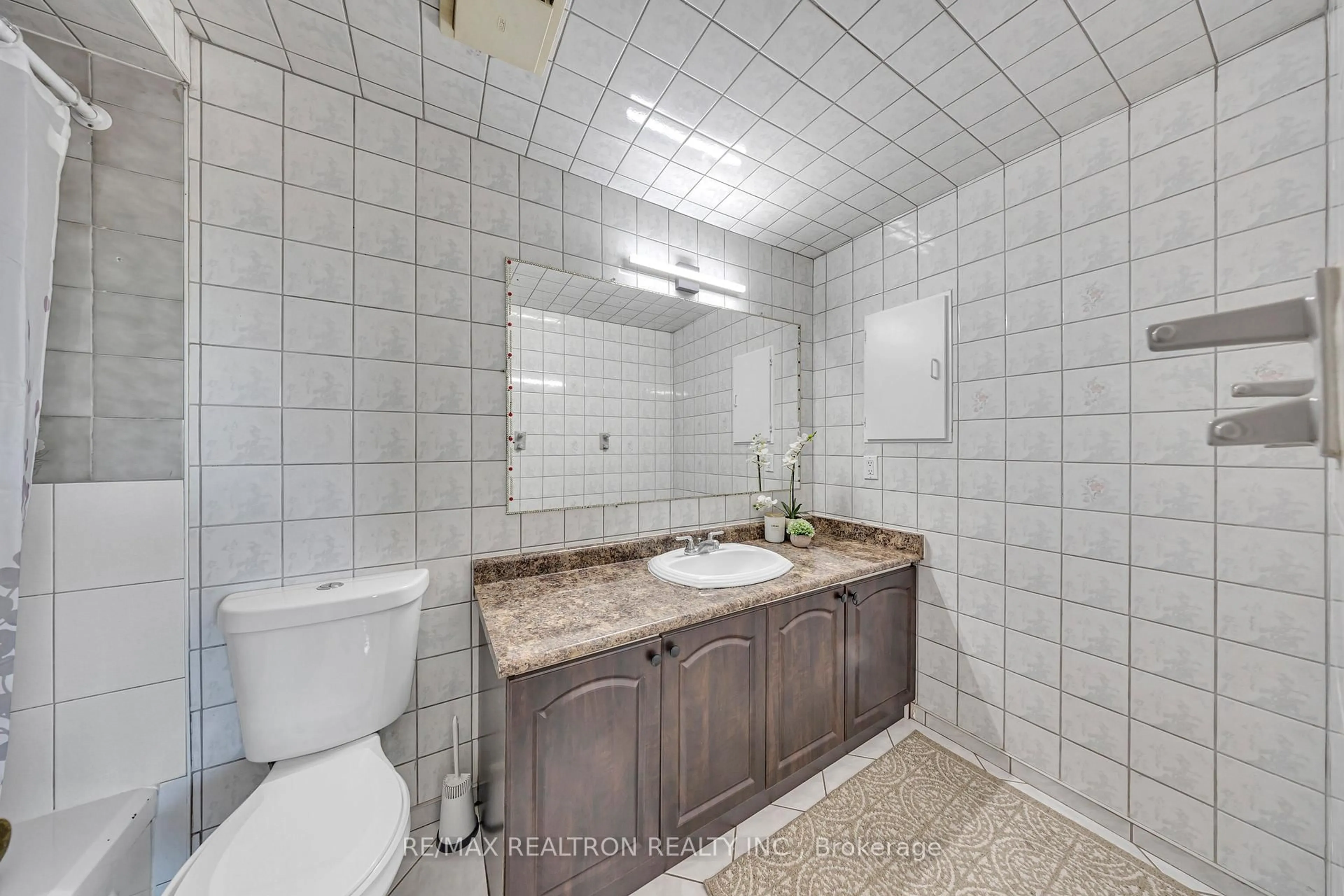 Standard bathroom, ceramic/tile floor for 75 Grayson Cres, Toronto Ontario M1B 5B7