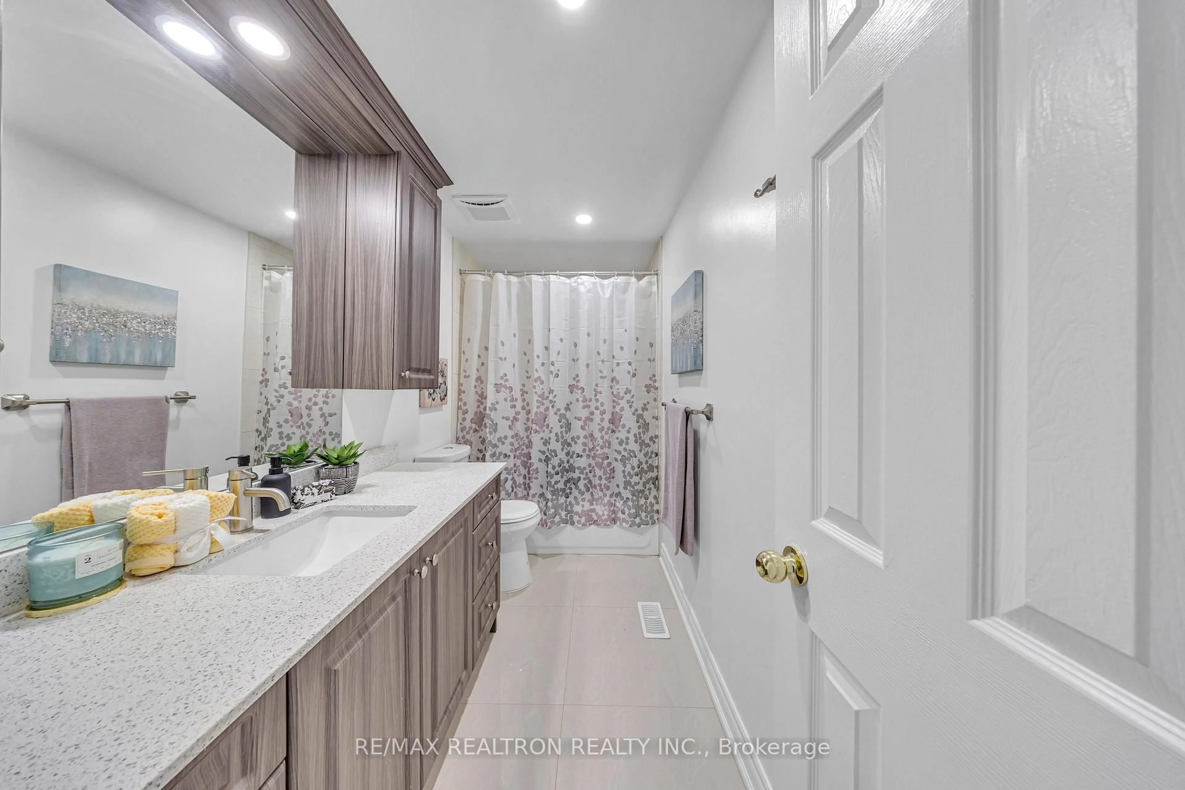 Contemporary bathroom, ceramic/tile floor for 75 Grayson Cres, Toronto Ontario M1B 5B7