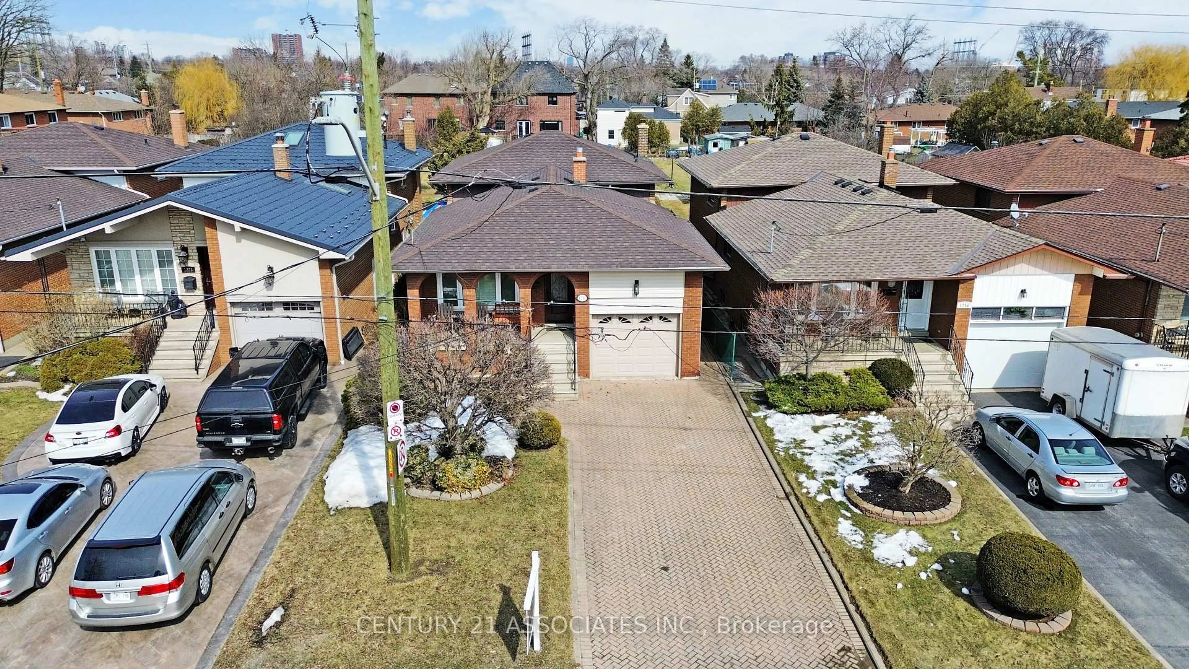 A pic from outside/outdoor area/front of a property/back of a property/a pic from drone, street for 1217 Alexandra Ave, Mississauga Ontario L5E 2A4