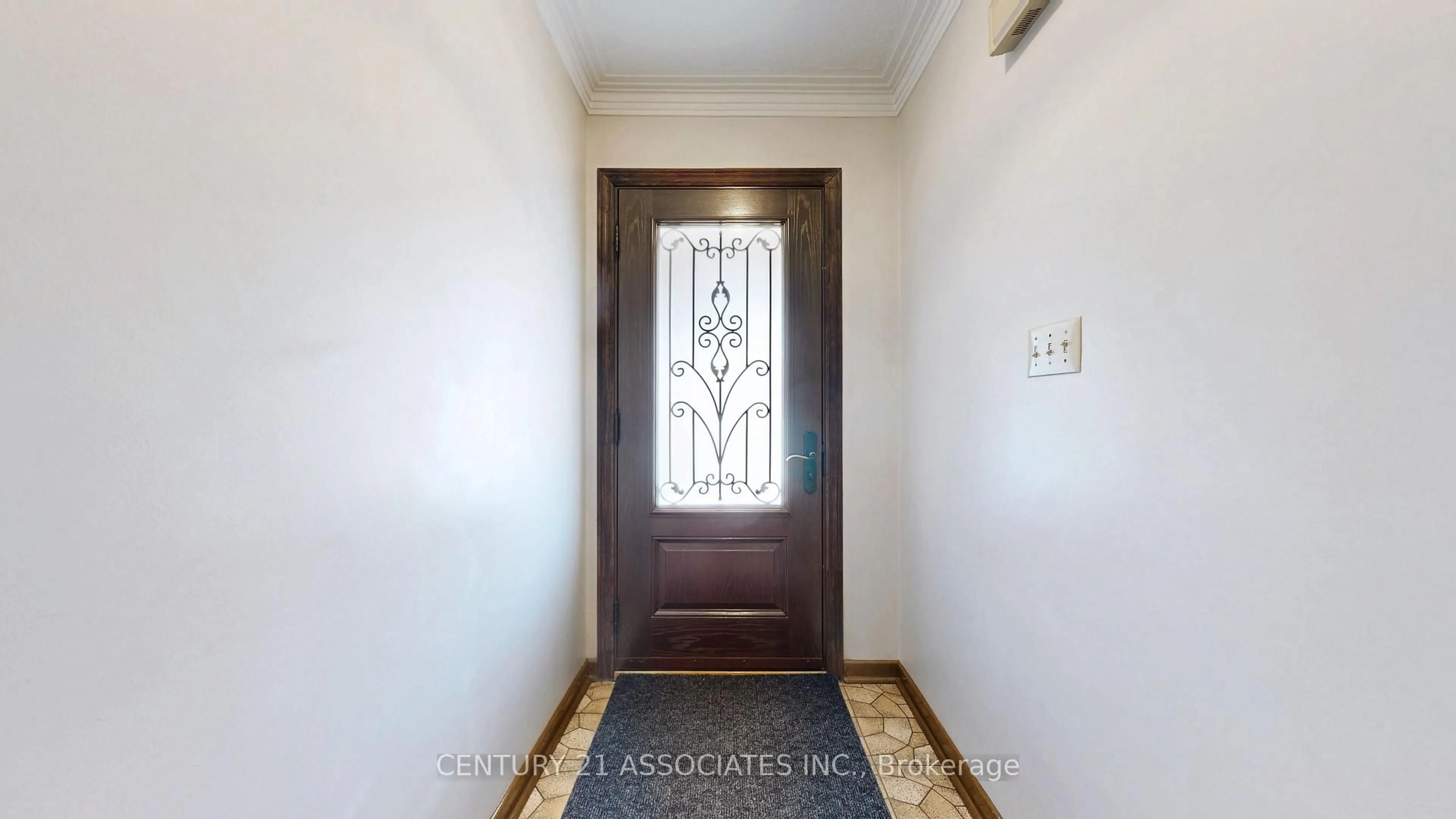 Indoor foyer for 1217 Alexandra Ave, Mississauga Ontario L5E 2A4