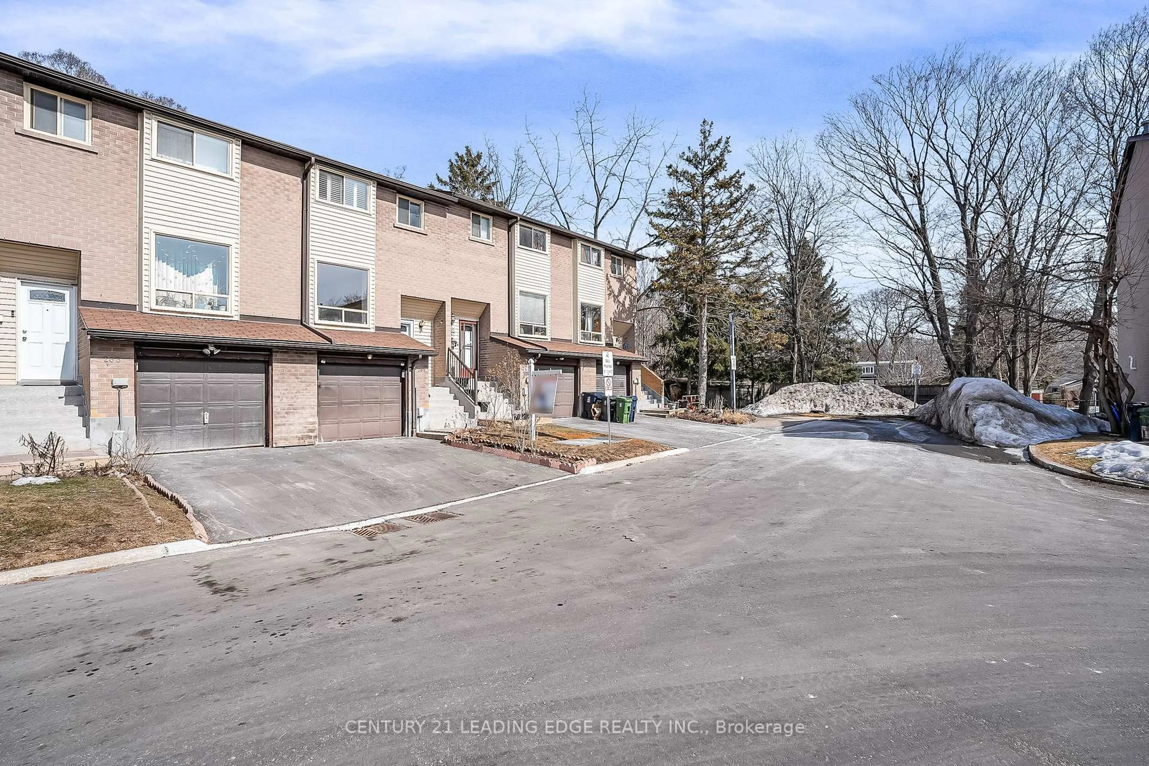 A pic from outside/outdoor area/front of a property/back of a property/a pic from drone, street for 55 Collinsgrove Rd #261, Toronto Ontario M1E 4Z2