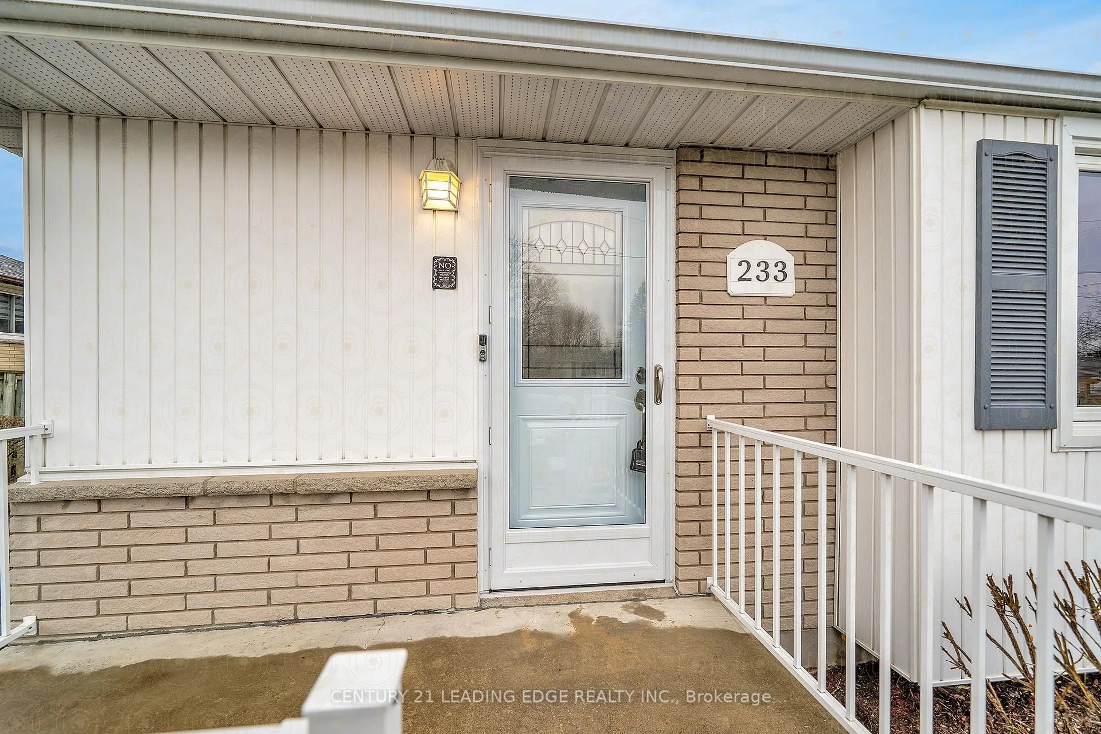 Indoor entryway for 233 Arden Dr, Oshawa Ontario L1G 1X6