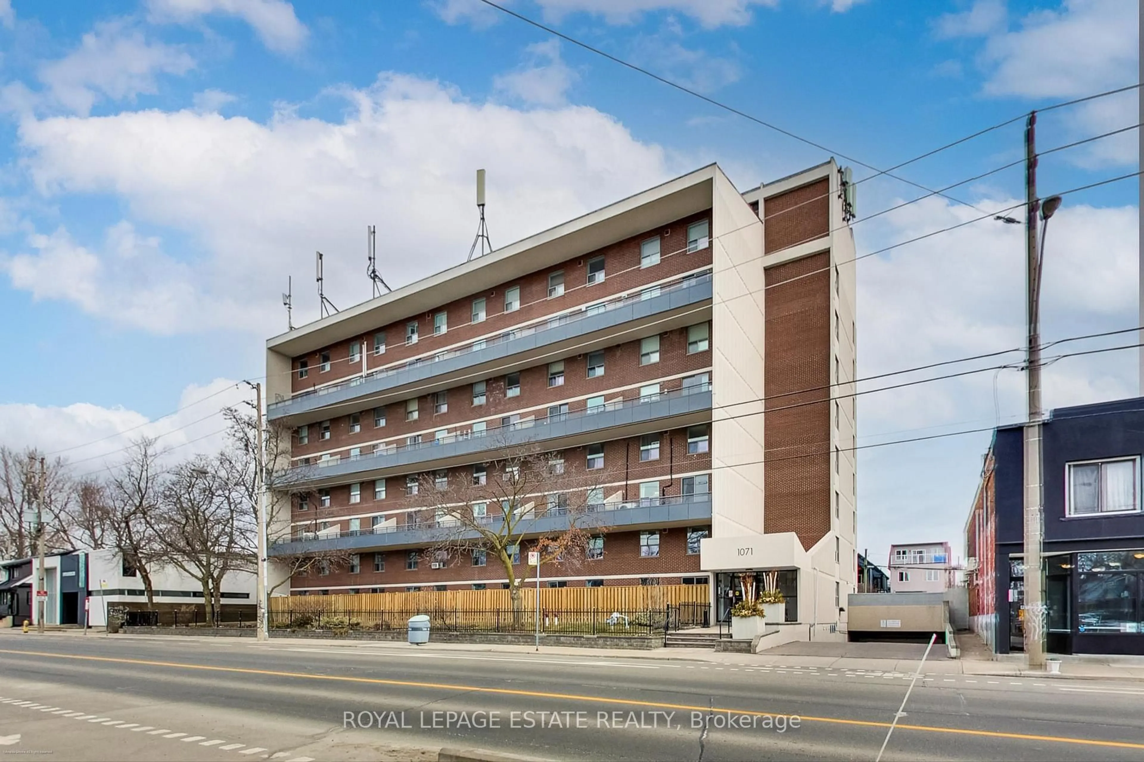 Patio, building for 1071 Woodbine Ave #107, Toronto Ontario M4C 4C2