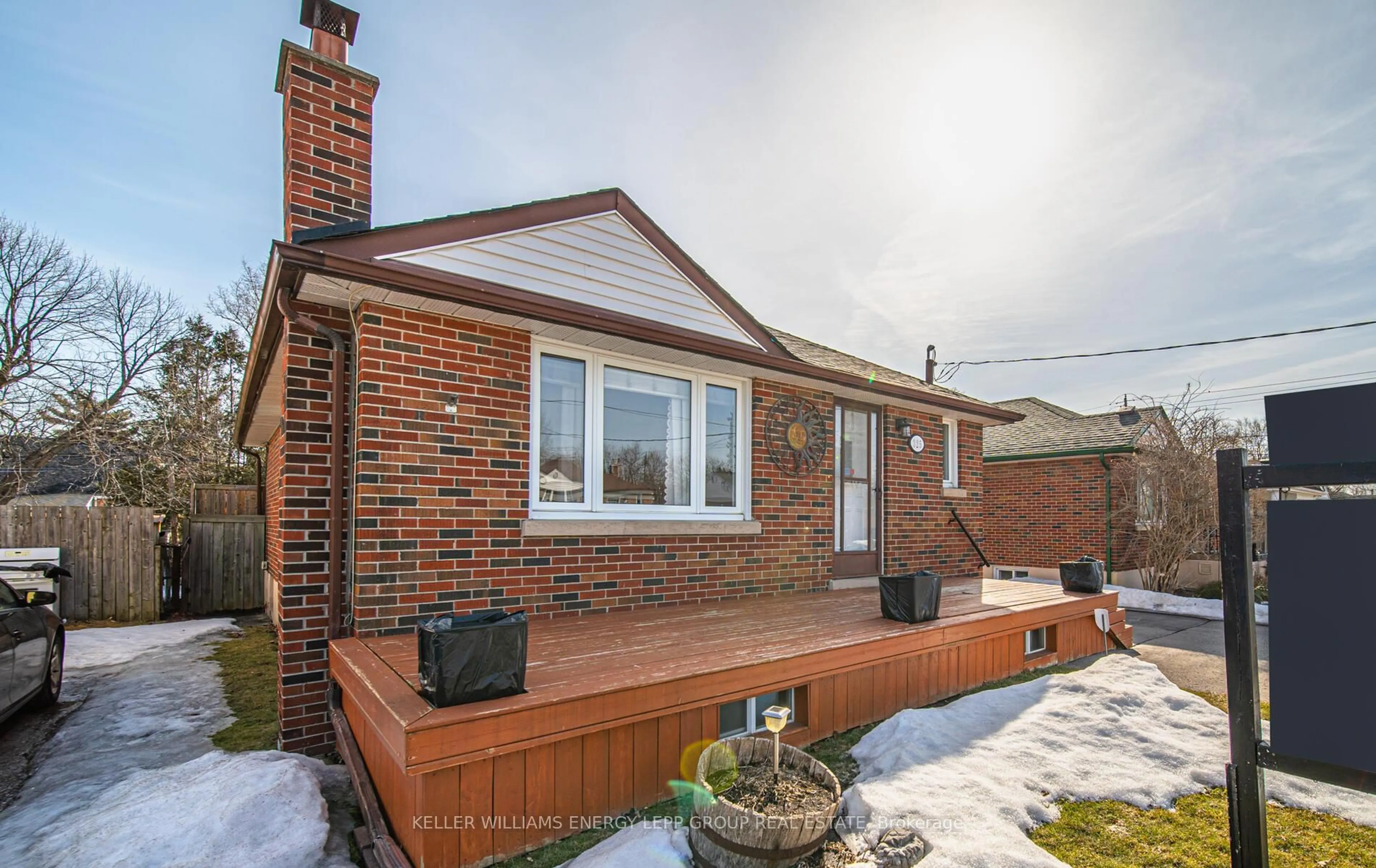 Home with brick exterior material, street for 325 Highland Ave, Oshawa Ontario L1H 6B1