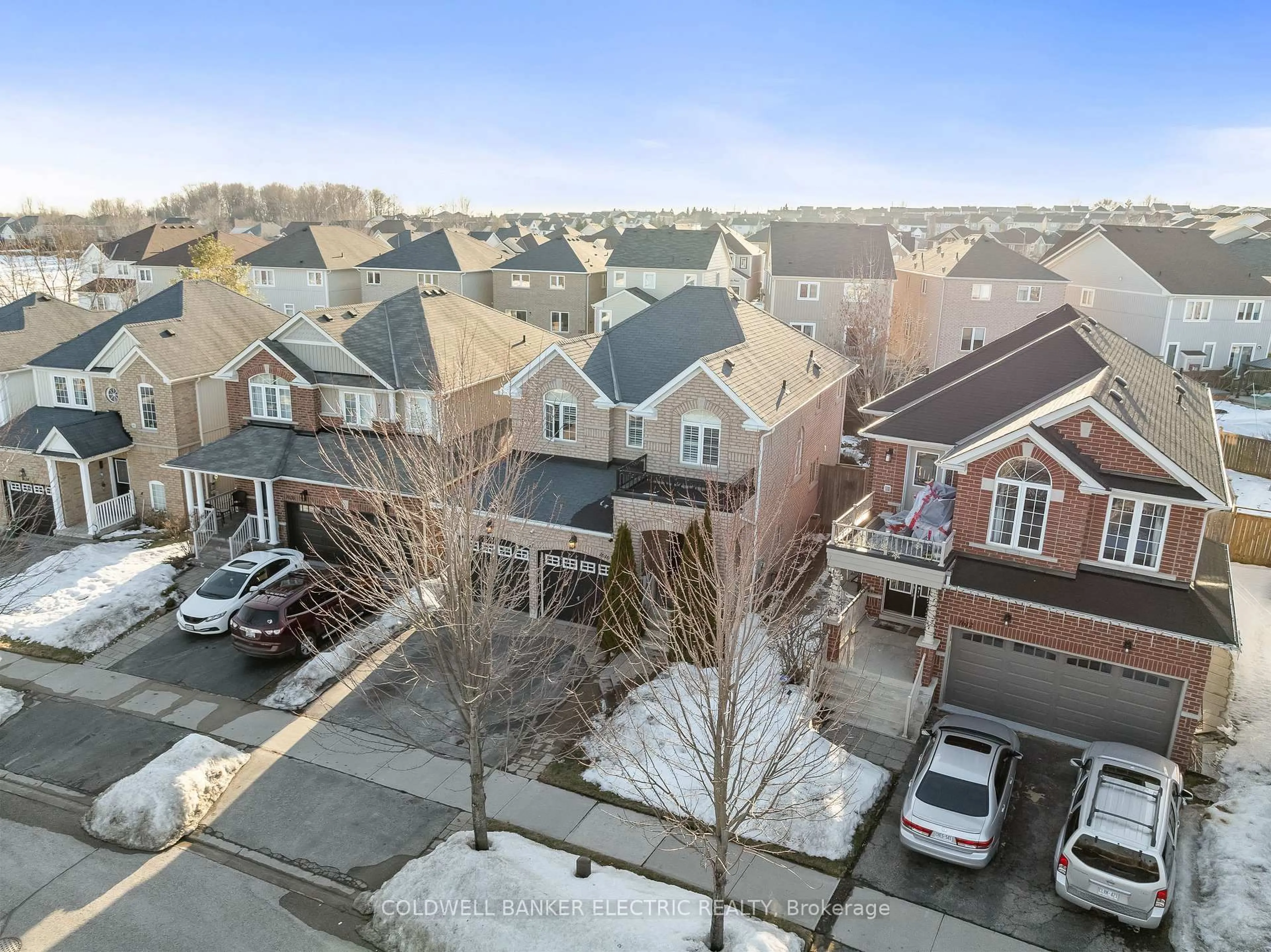 A pic from outside/outdoor area/front of a property/back of a property/a pic from drone, city buildings view from balcony for 1616 Glenbourne Dr, Oshawa Ontario L1K 0G2