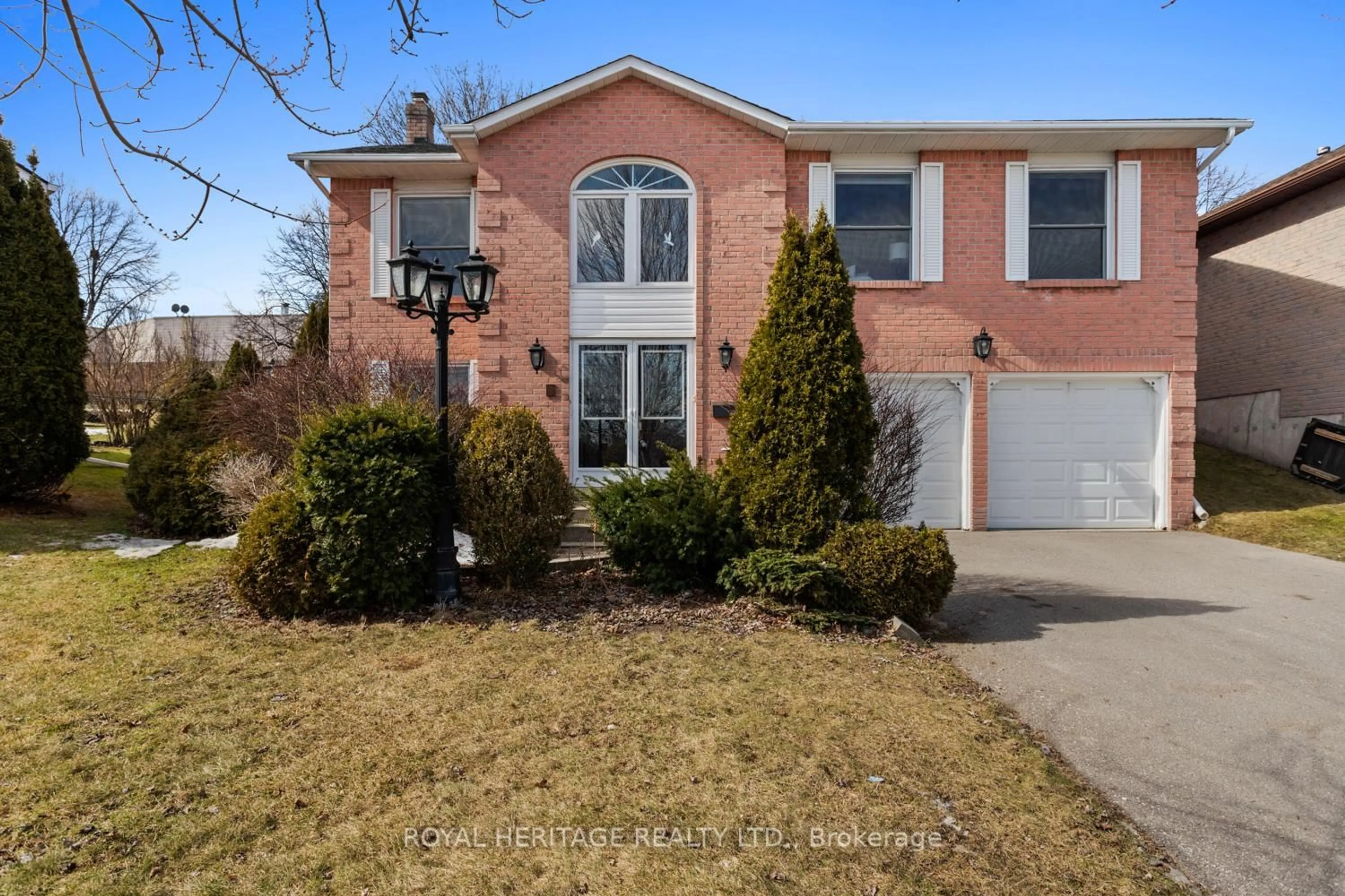 Home with brick exterior material, street for 632 Dunrobin Crt, Oshawa Ontario L1J 7P1