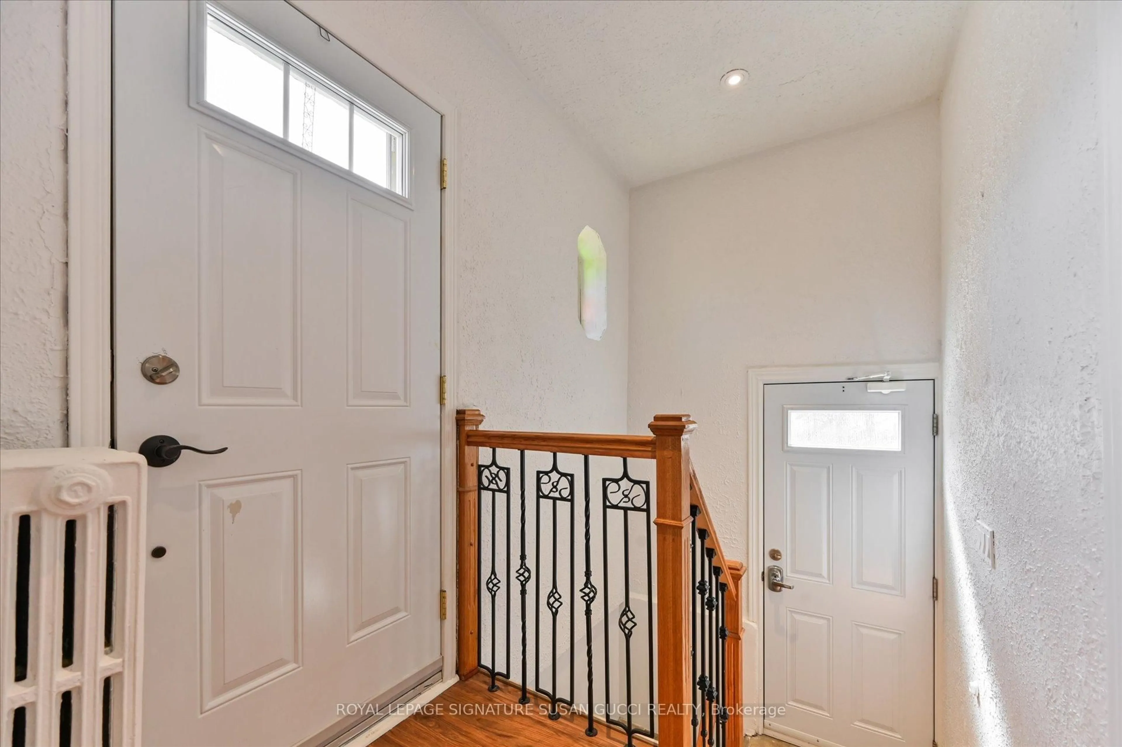 Indoor entryway for 20 Airley Cres, Toronto Ontario M4J 4H6