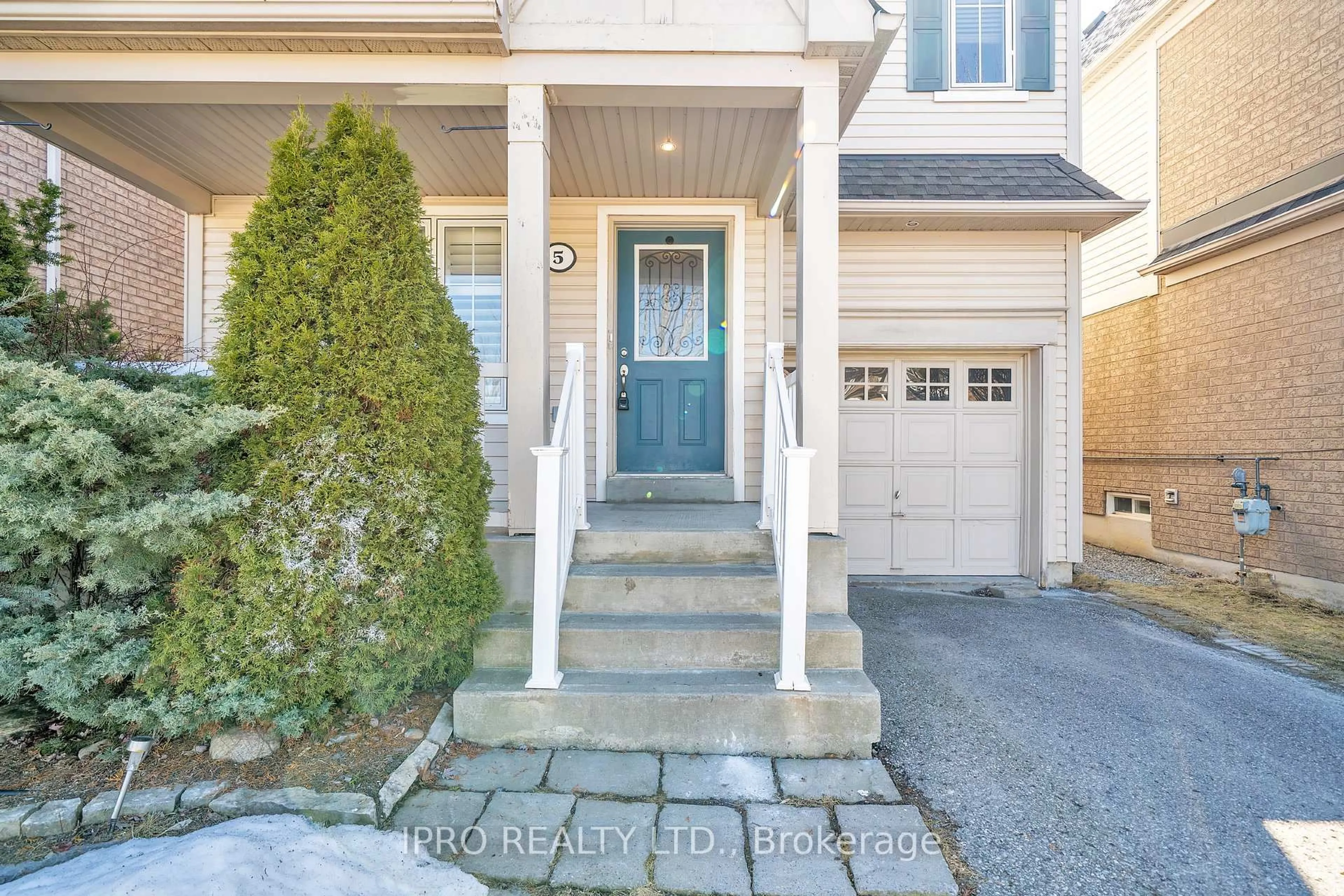 Indoor entryway for 5 Fenton St, Ajax Ontario L1Z 1Y4