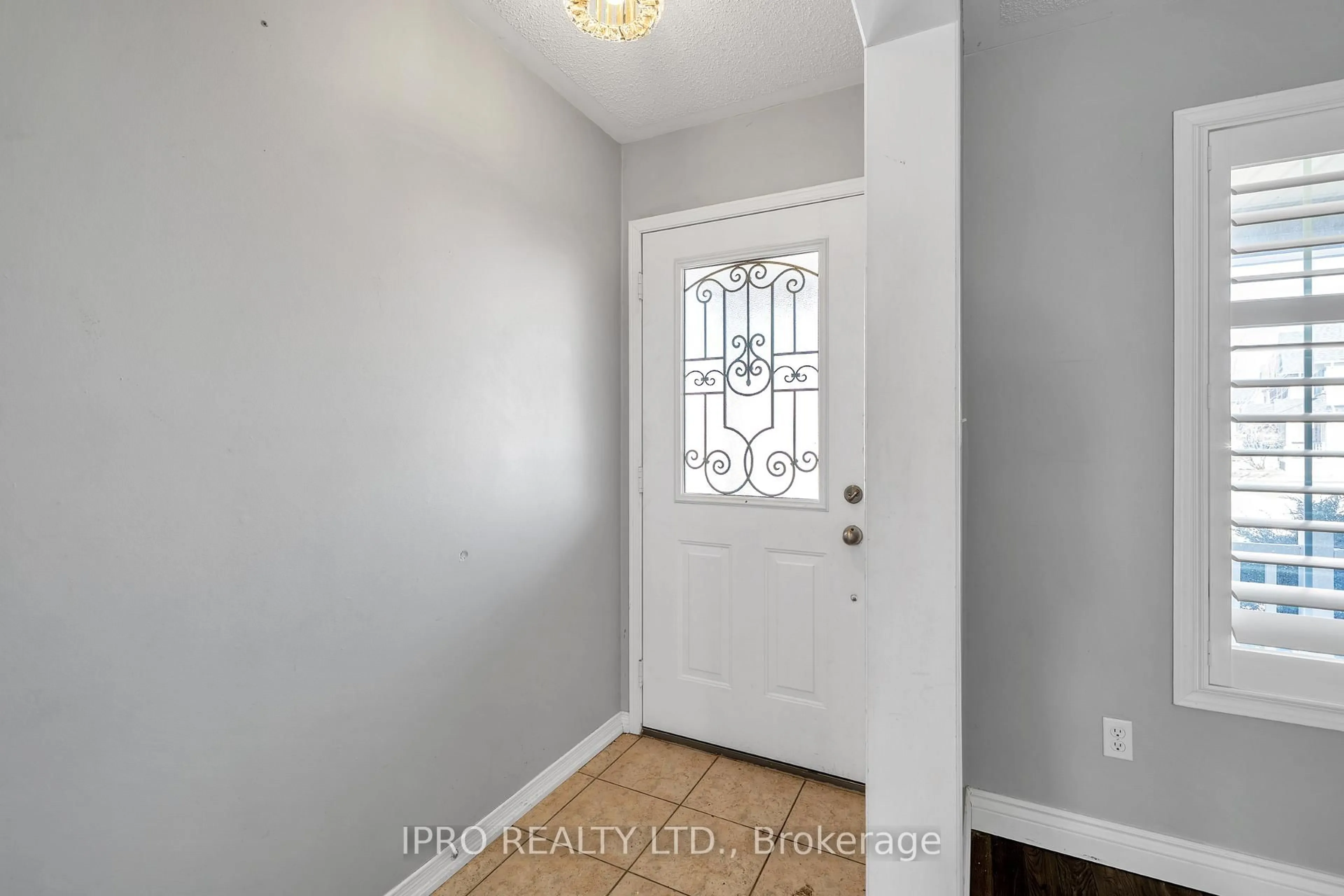 Indoor entryway for 5 Fenton St, Ajax Ontario L1Z 1Y4