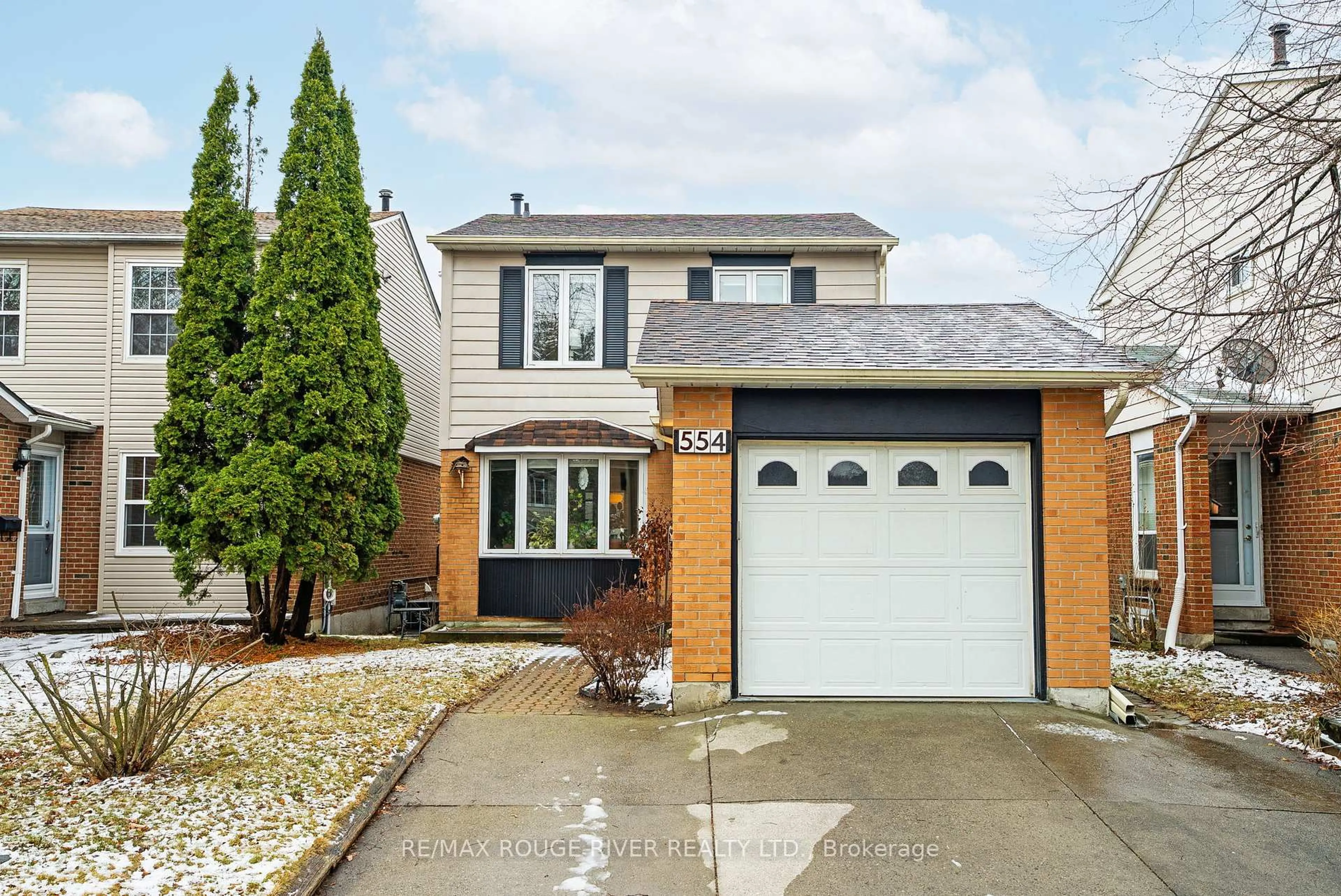 Home with vinyl exterior material, street for 554 Reynolds St, Whitby Ontario L1N 6H5