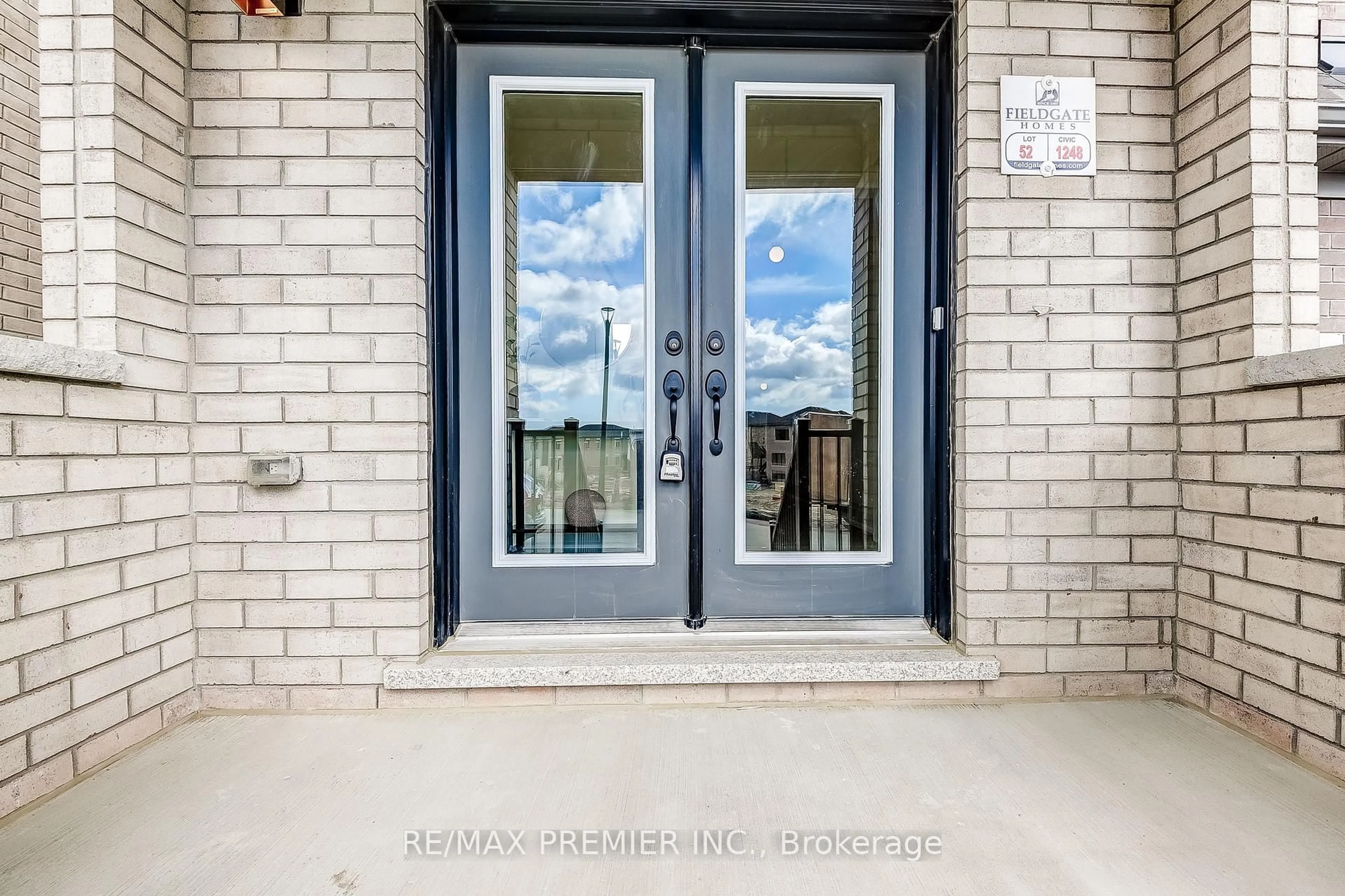 Indoor entryway for 1248 Talisman Manr, Pickering Ontario L1X 0R8