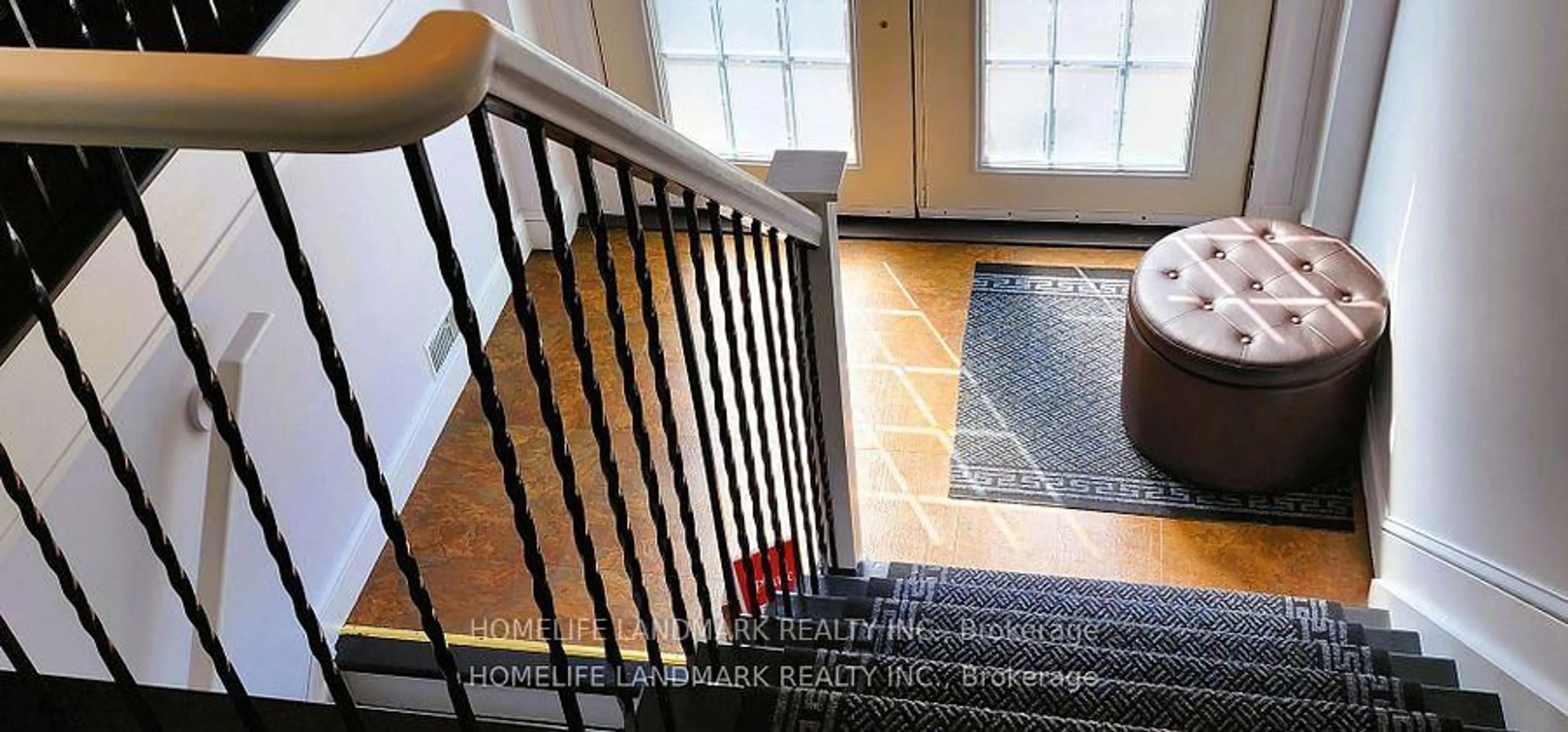 Indoor foyer for 41 Pettet Dr, Scugog Ontario L9L 1B4