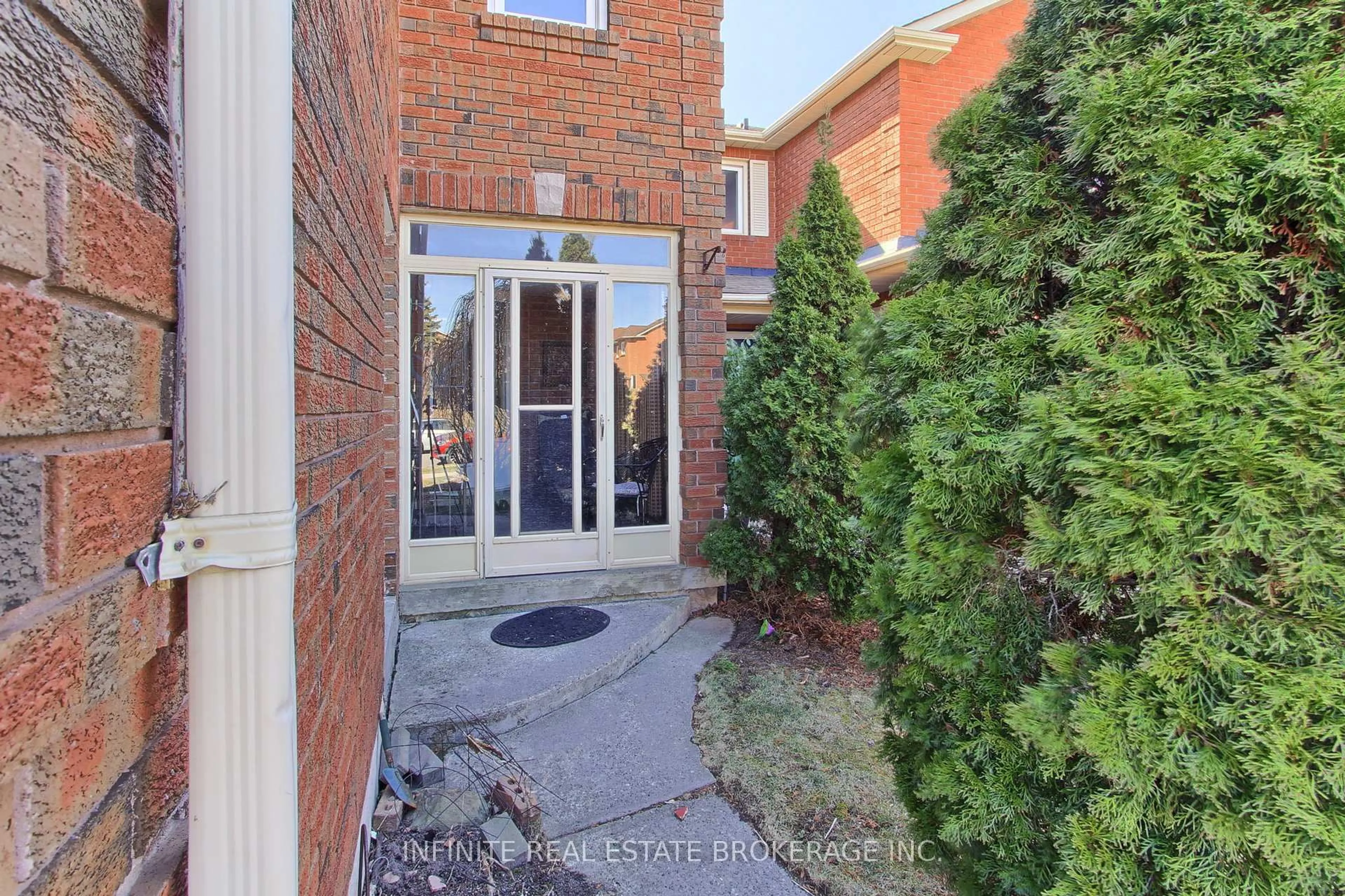Unknown for 70 sable Cres, Whitby Ontario L1R 1Y6