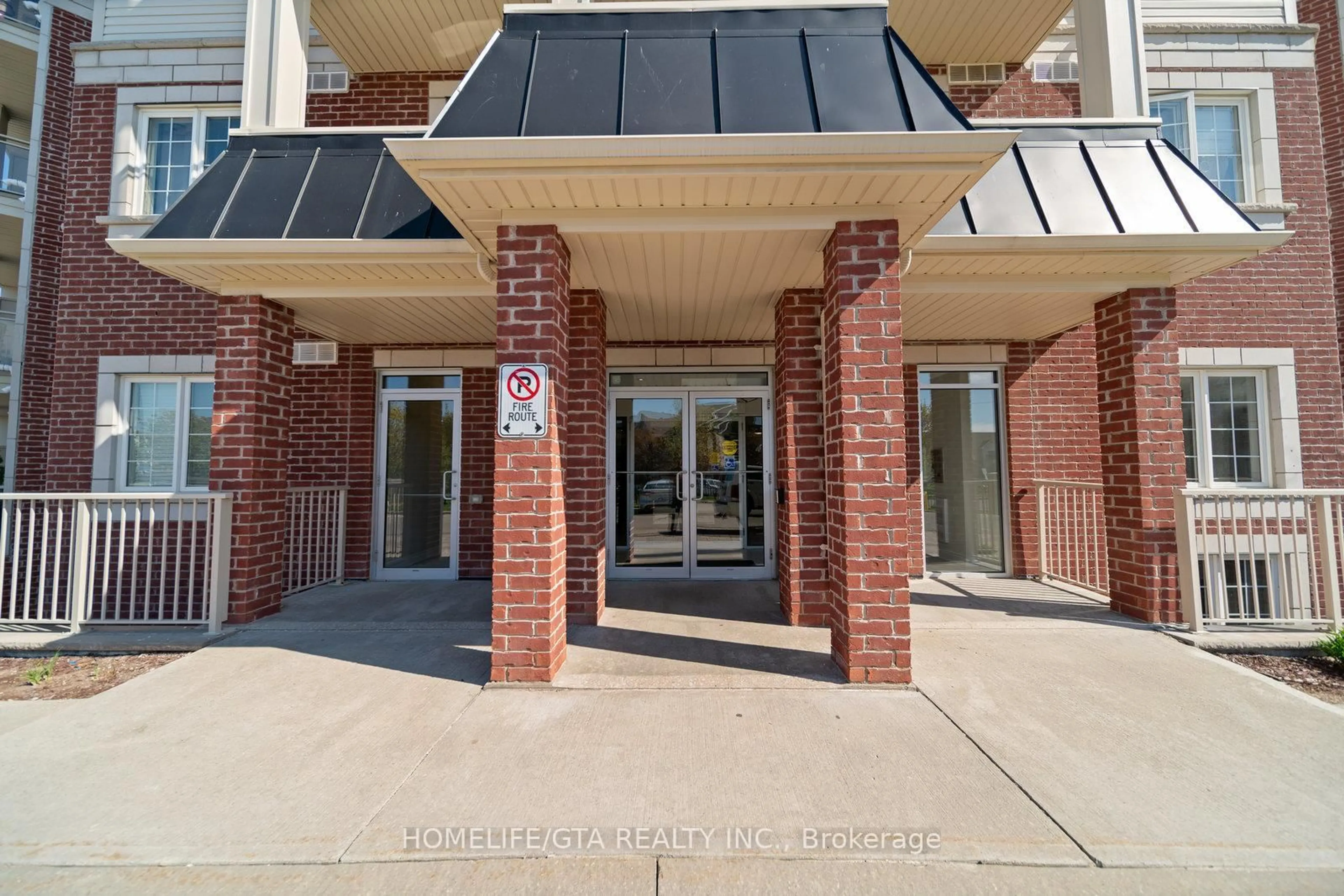 Indoor foyer for 84 Aspen Springs Dr #325, Clarington Ontario L1C 5N6
