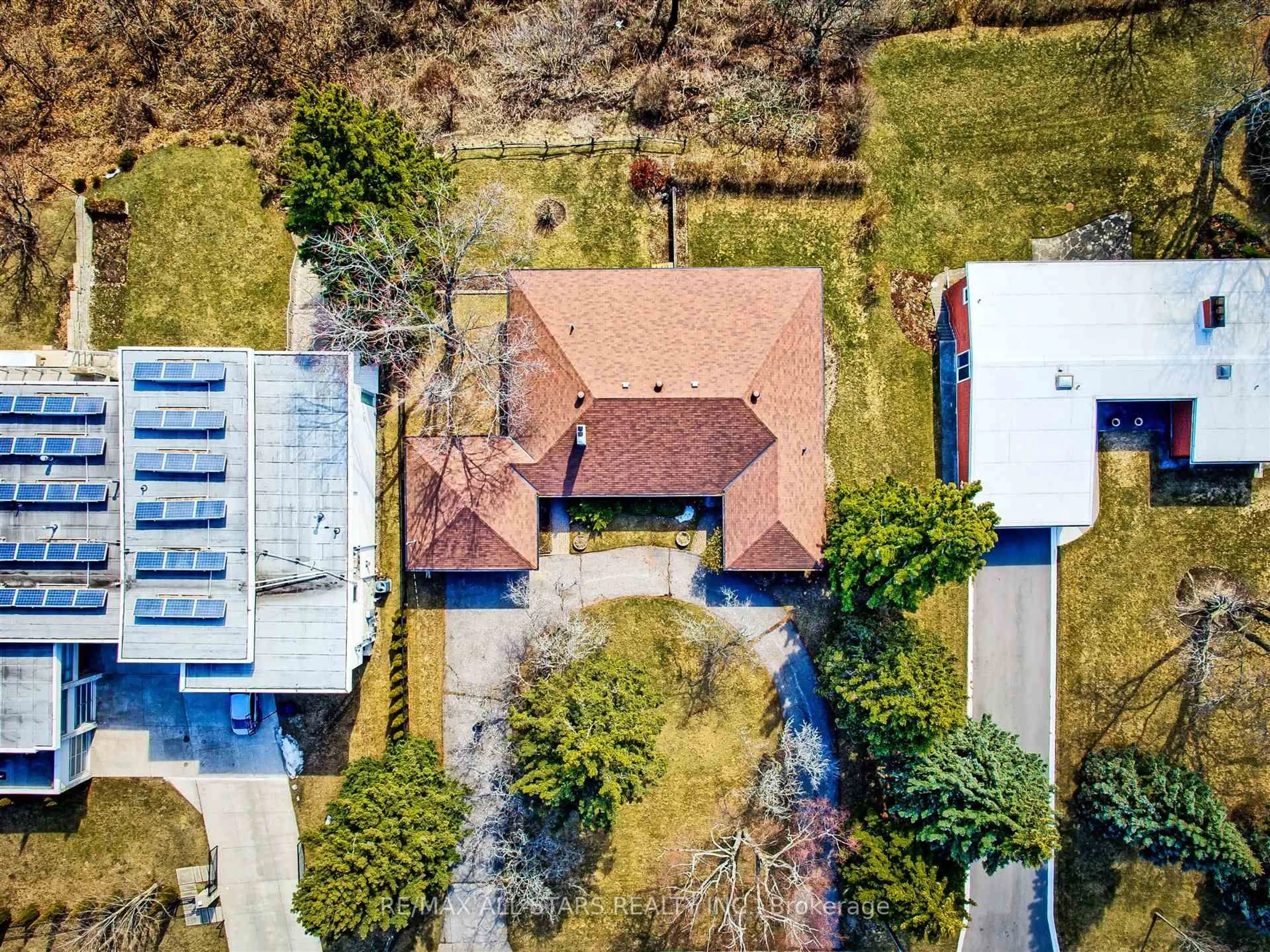 A pic from outside/outdoor area/front of a property/back of a property/a pic from drone, street for 61 Hill Cres, Toronto Ontario M1M 1J3