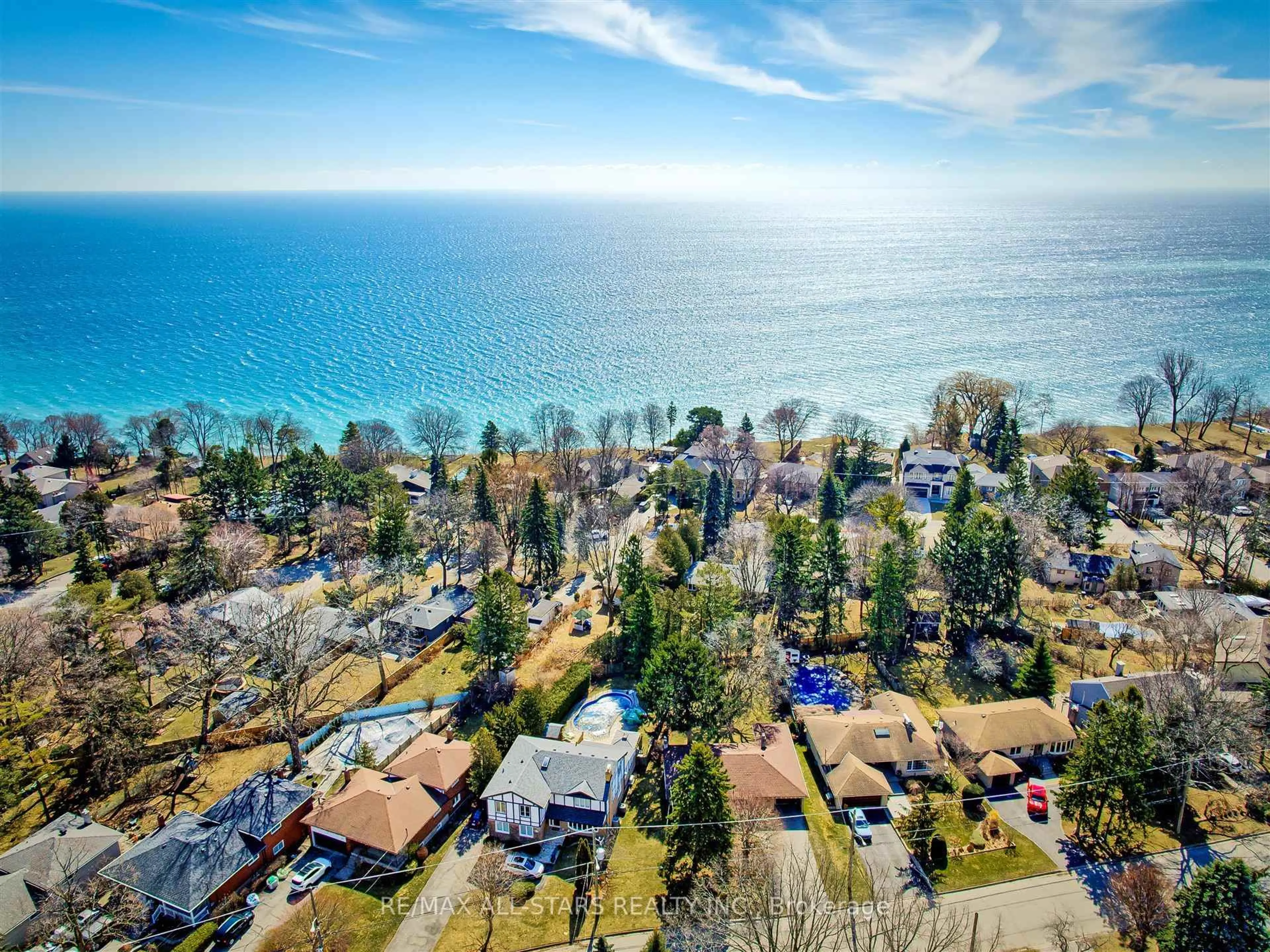 A pic from outside/outdoor area/front of a property/back of a property/a pic from drone, water/lake/river/ocean view for 61 Hill Cres, Toronto Ontario M1M 1J3