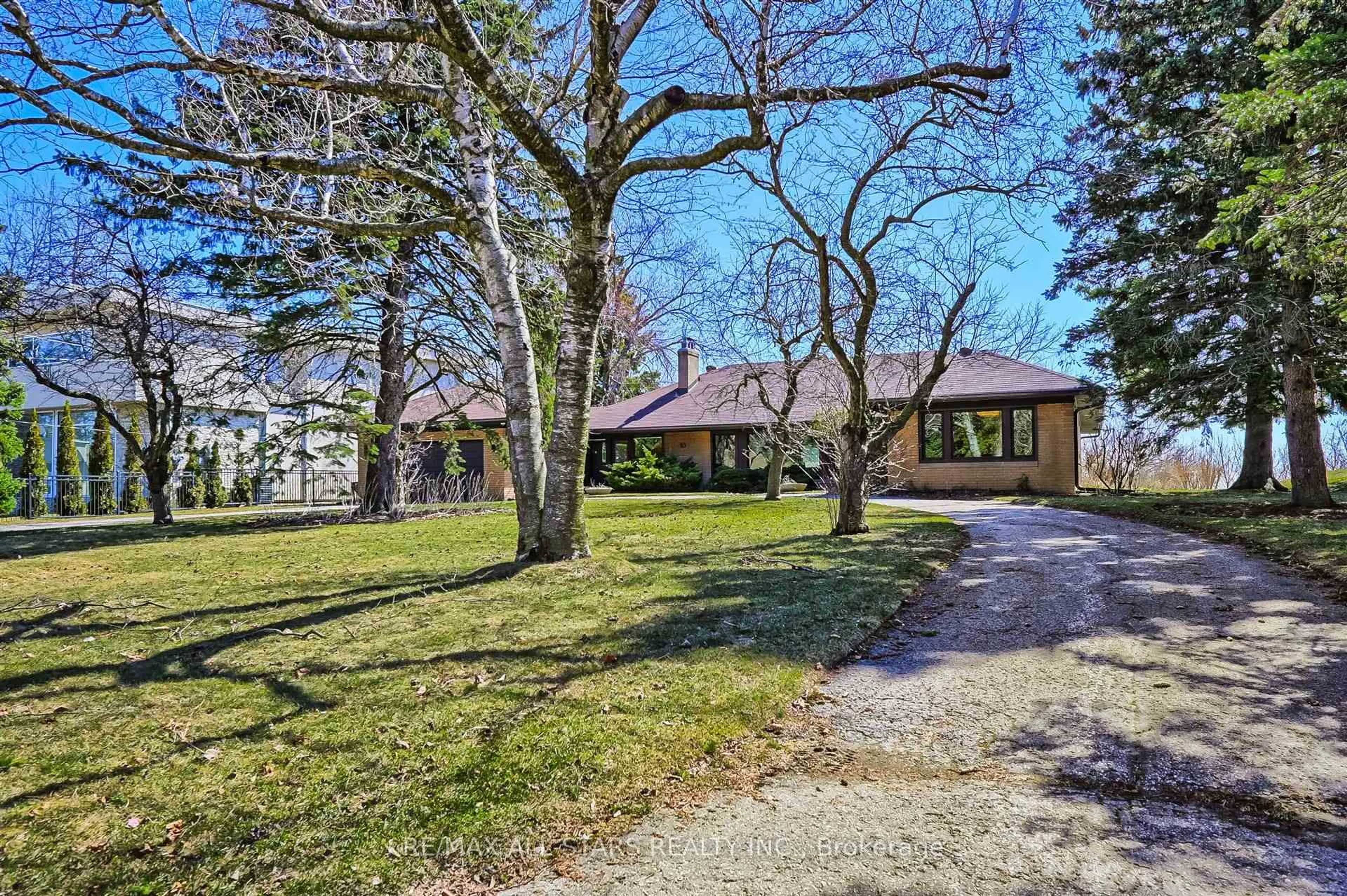 A pic from outside/outdoor area/front of a property/back of a property/a pic from drone, street for 61 Hill Cres, Toronto Ontario M1M 1J3