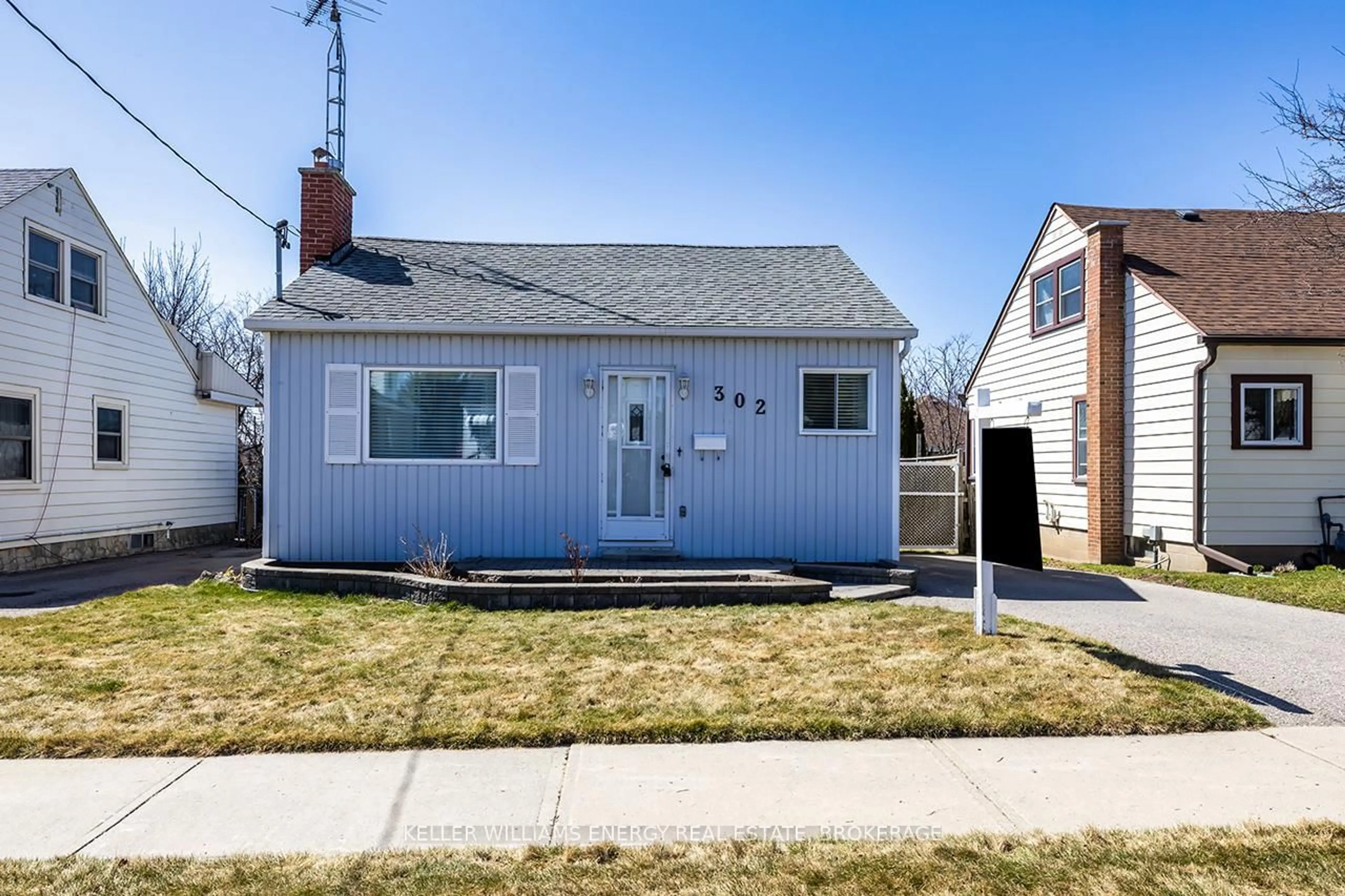 Home with vinyl exterior material, street for 302 Drew St, Oshawa Ontario L1H 5A7