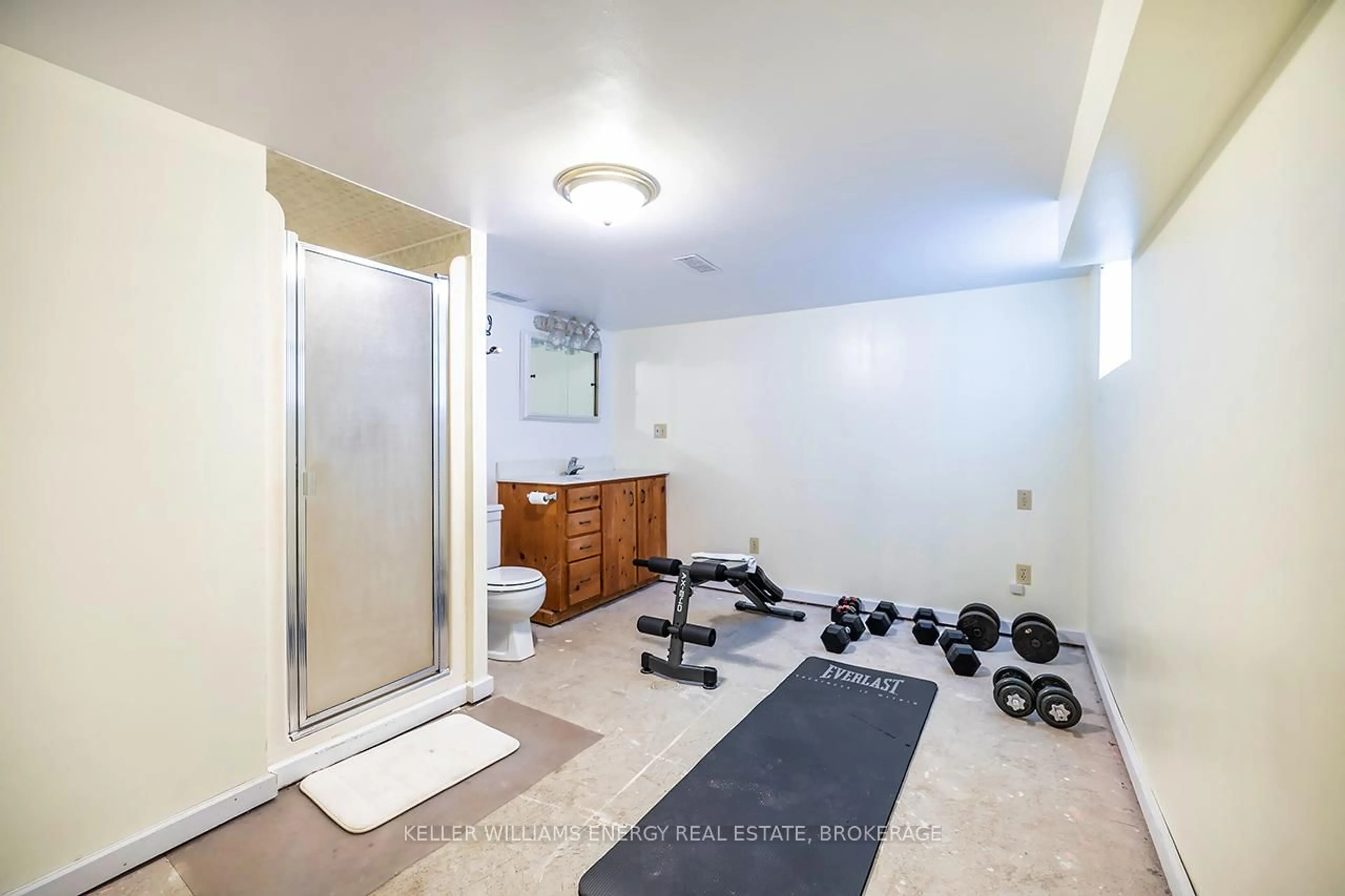 Gym or fitness room for 302 Drew St, Oshawa Ontario L1H 5A7