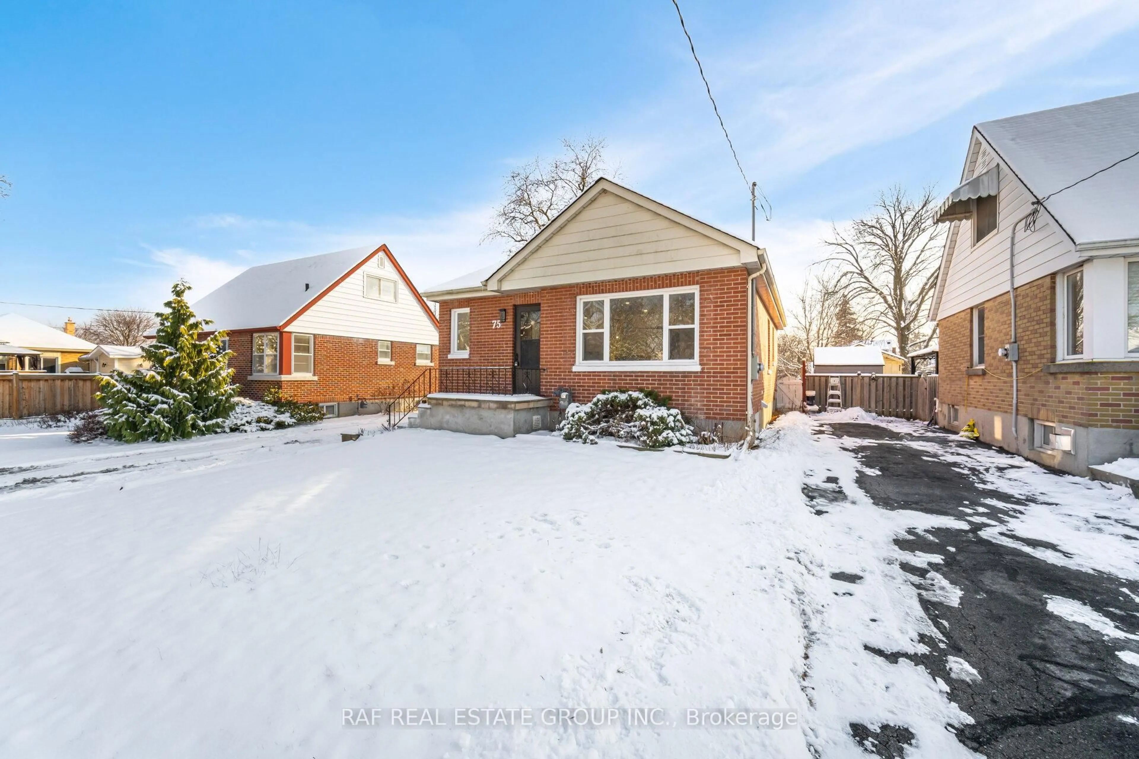 A pic from outside/outdoor area/front of a property/back of a property/a pic from drone, street for 75 Pontiac Ave, Oshawa Ontario L1G 3M1