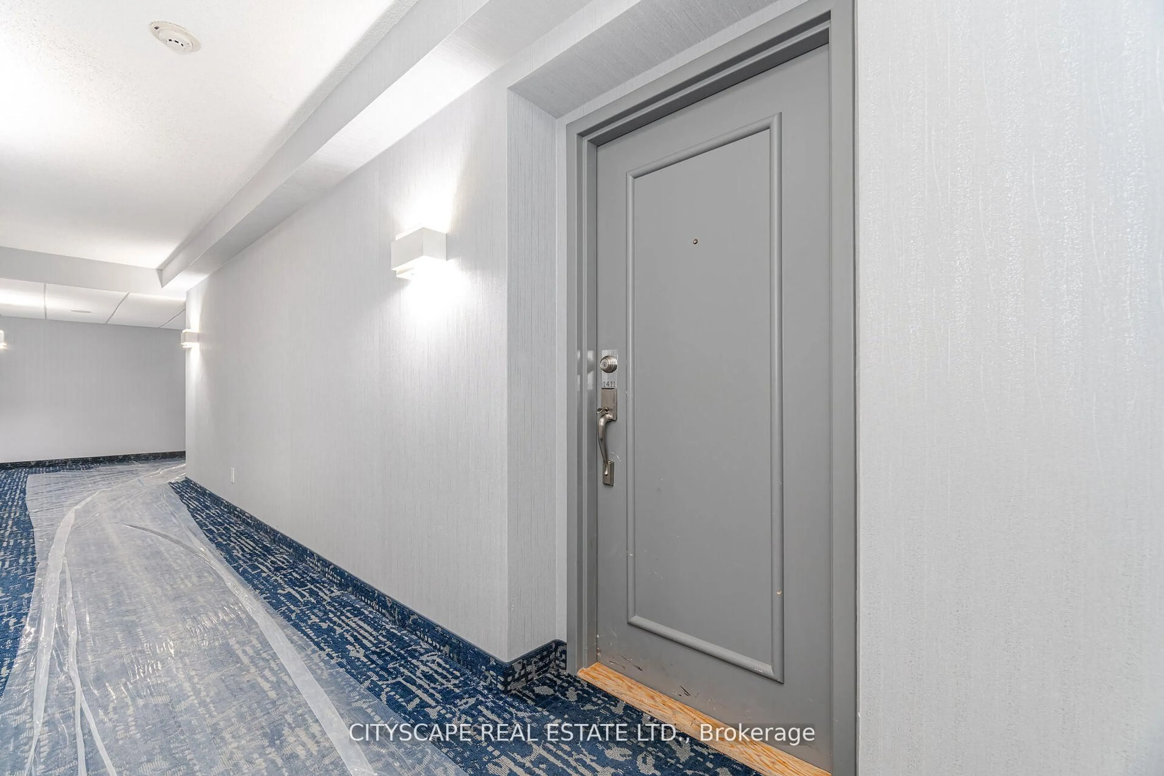 Indoor entryway for 2550 Lawrence Ave #1411, Toronto Ontario M1P 4Z3
