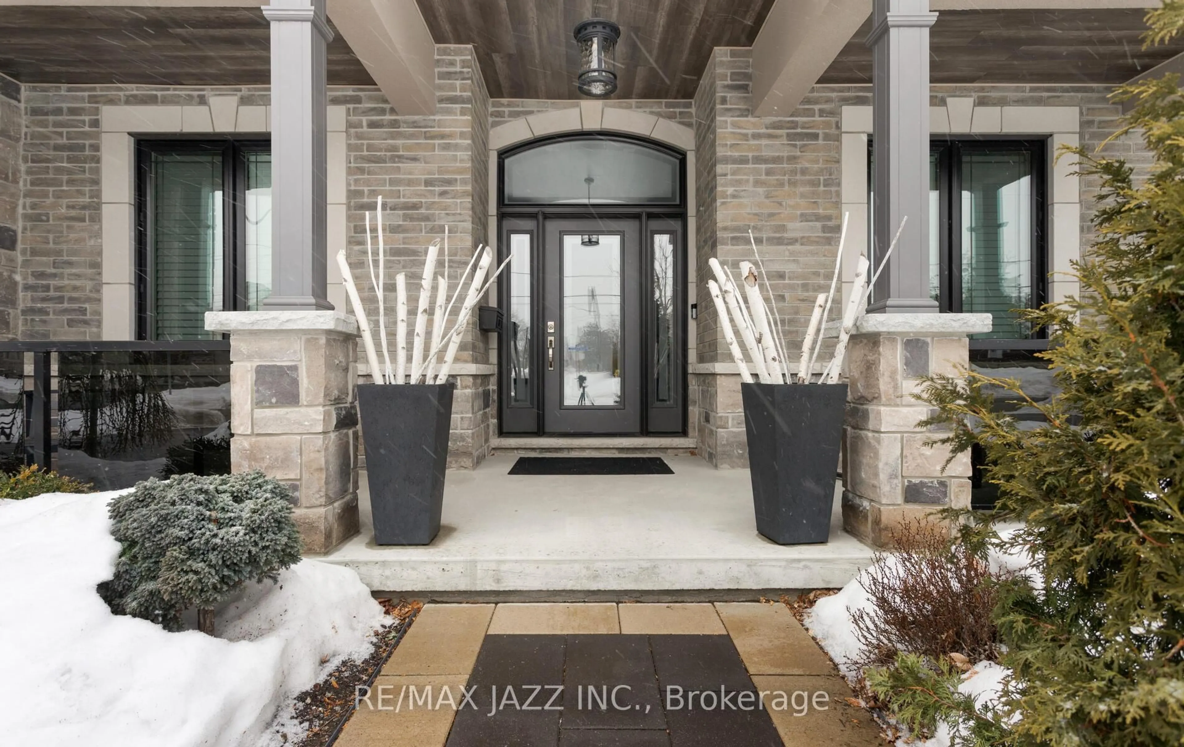Indoor entryway for 714 Bessborough Dr, Oshawa Ontario L1G 4H2