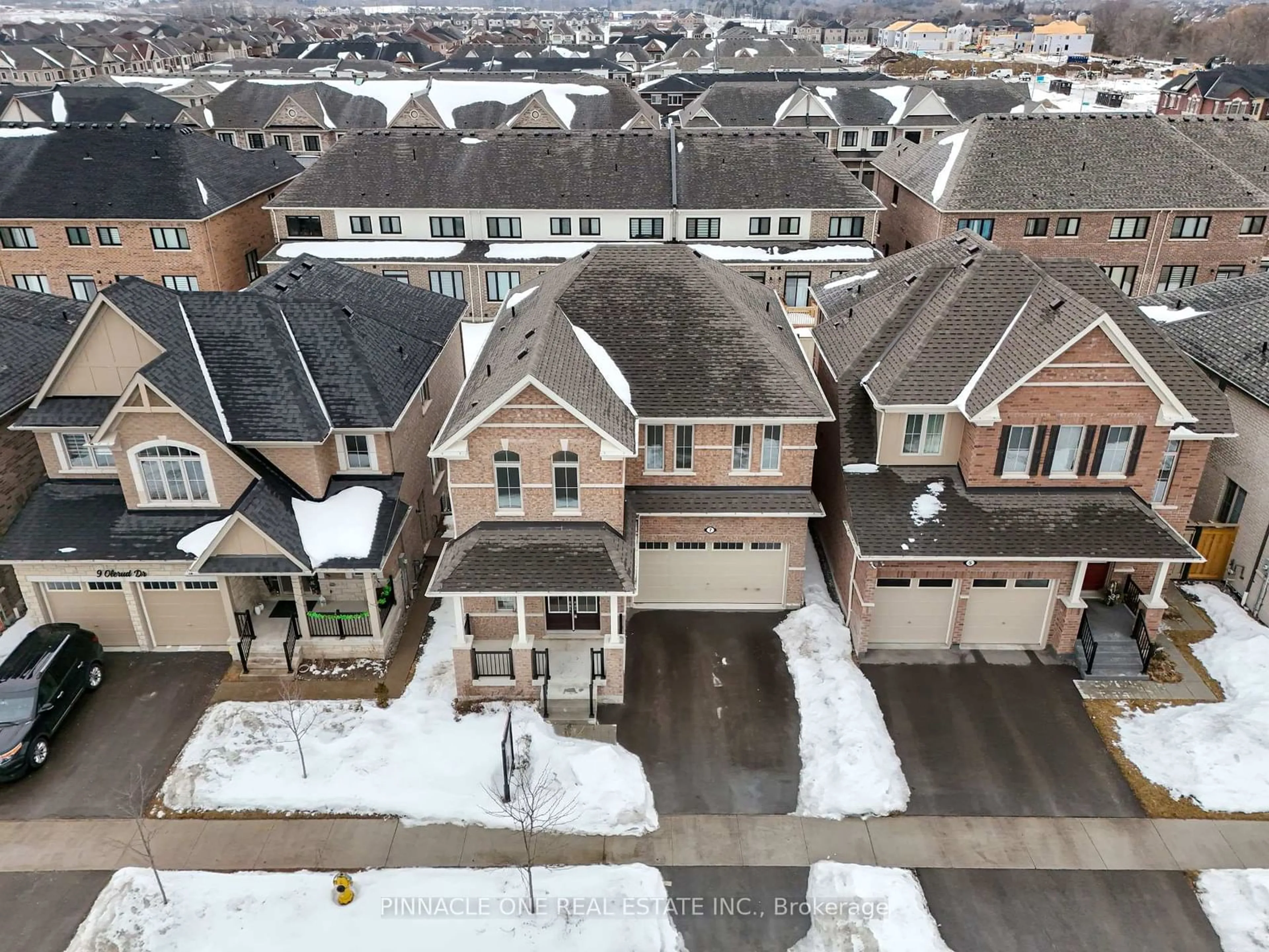 A pic from outside/outdoor area/front of a property/back of a property/a pic from drone, street for 7 OLERUD Dr, Whitby Ontario L1P 0J1