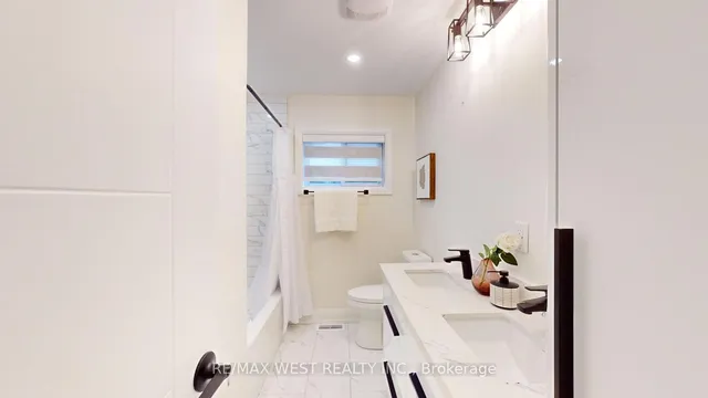 Additional property image - 2 Clanwilliam Crt