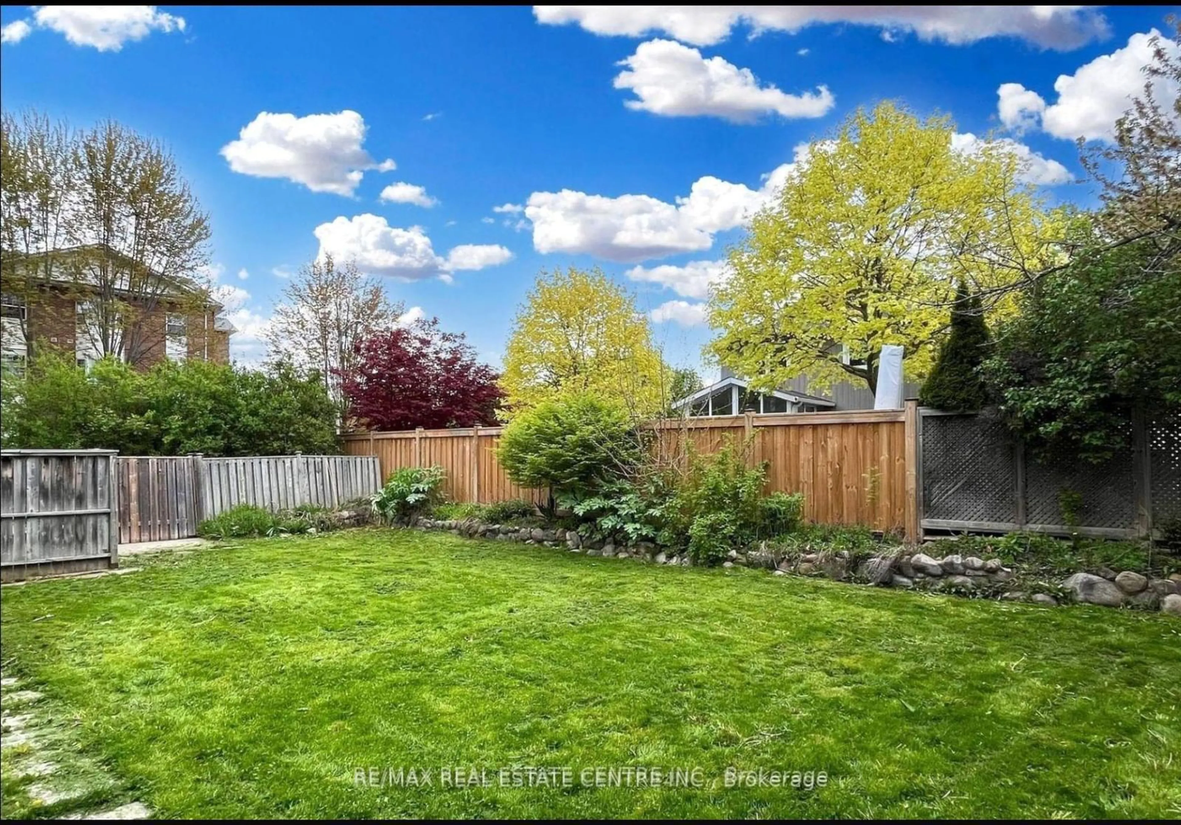 A pic from outside/outdoor area/front of a property/back of a property/a pic from drone, unknown for 25 Ivanic Crt, Whitby Ontario L1N 6E3