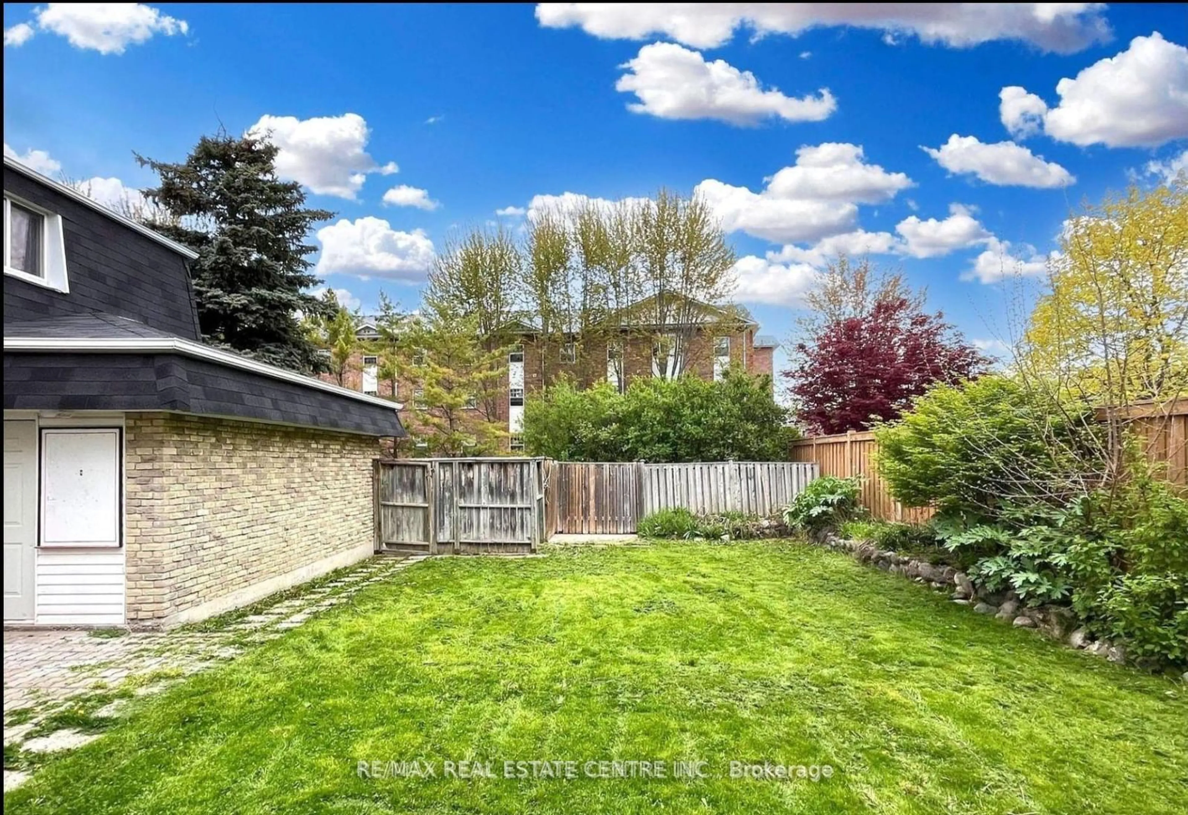 A pic from outside/outdoor area/front of a property/back of a property/a pic from drone, street for 25 Ivanic Crt, Whitby Ontario L1N 6E3