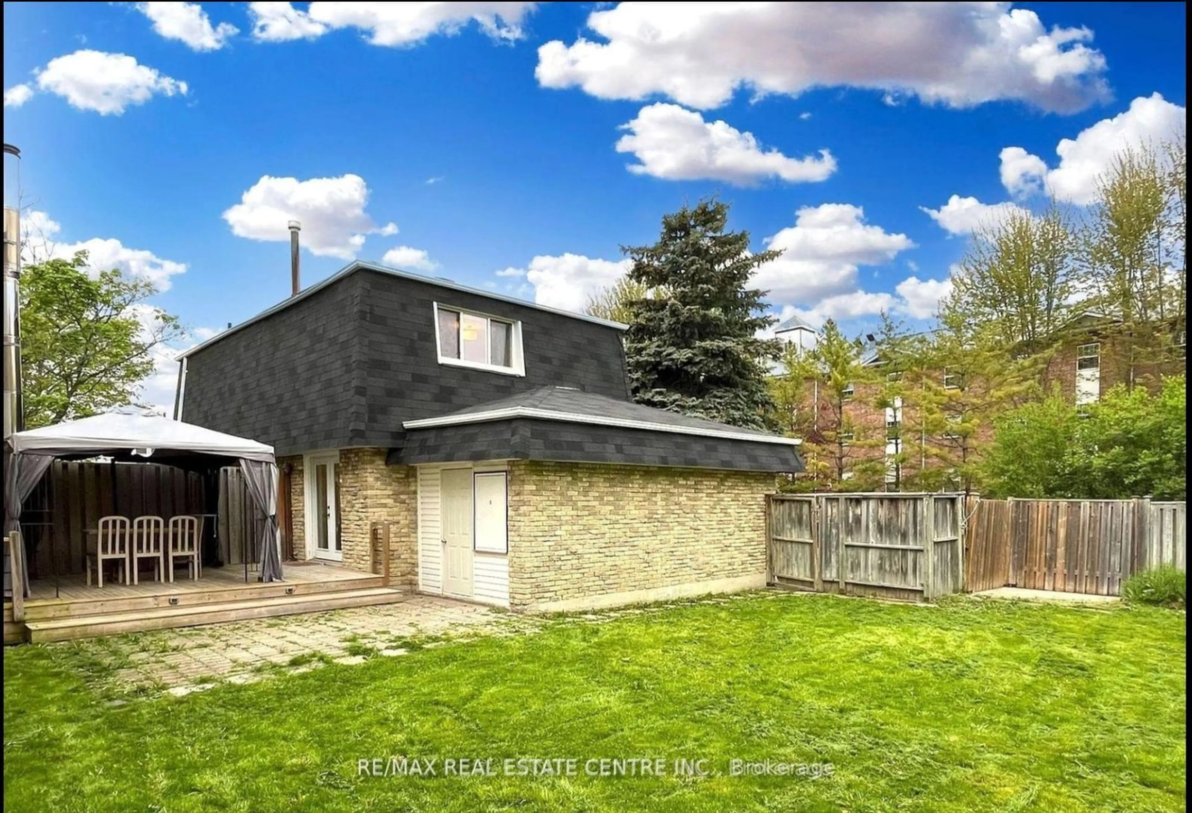 A pic from outside/outdoor area/front of a property/back of a property/a pic from drone, street for 25 Ivanic Crt, Whitby Ontario L1N 6E3