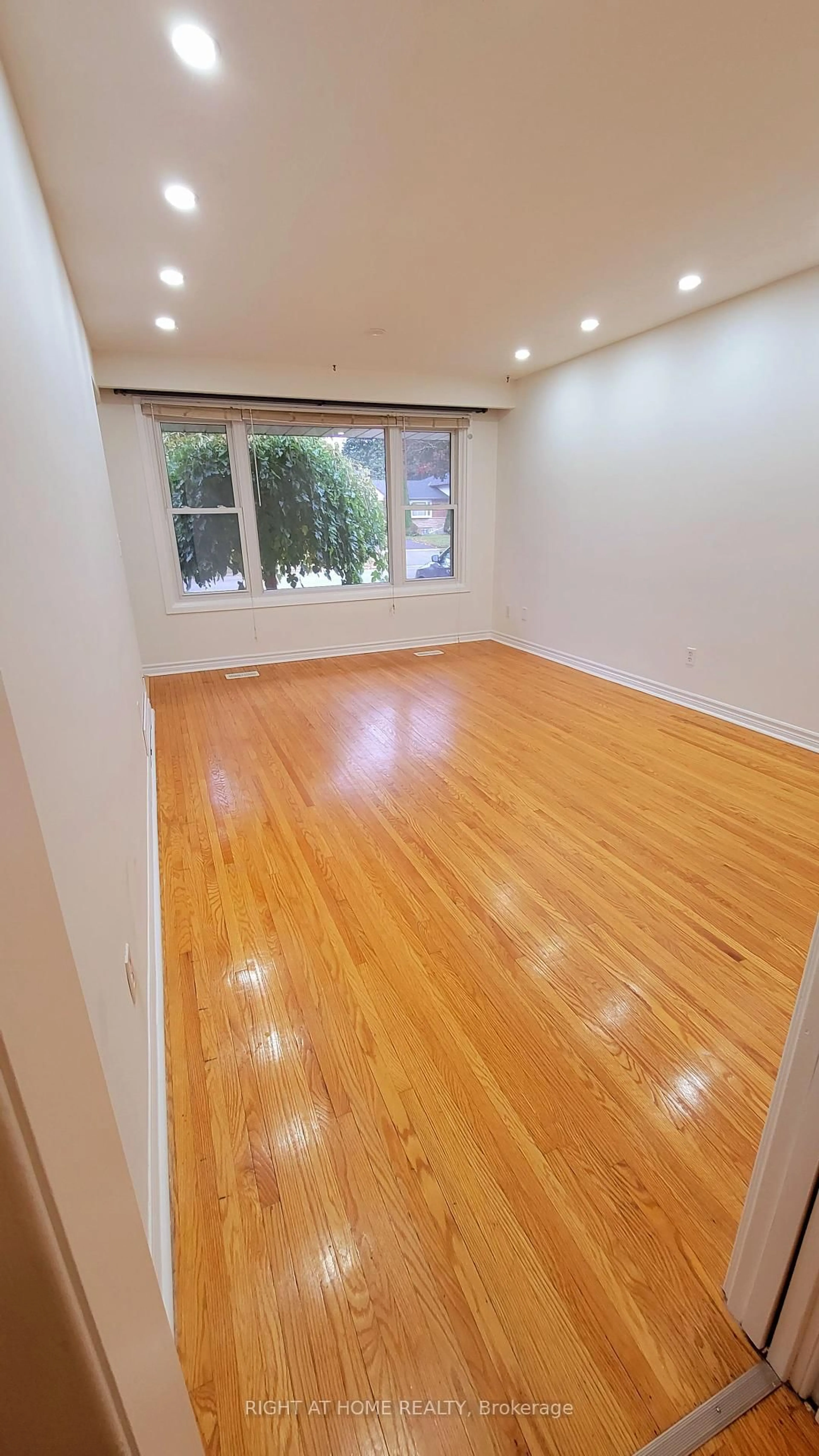 A pic of a room for 320 Central Park Blvd. N Blvd, Oshawa Ontario L1G 5Z6