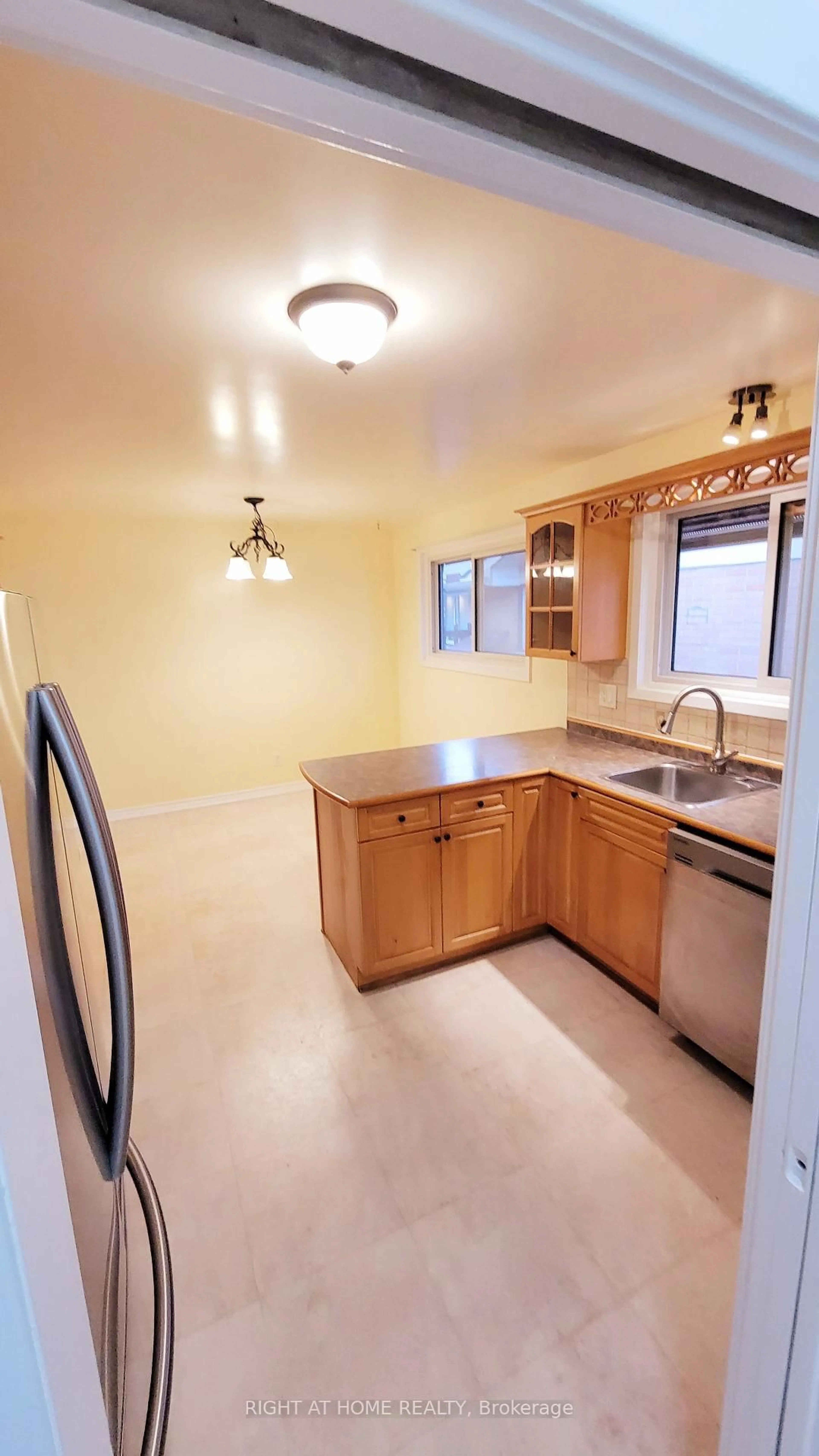 Standard kitchen, ceramic/tile floor for 320 Central Park Blvd. N Blvd, Oshawa Ontario L1G 5Z6