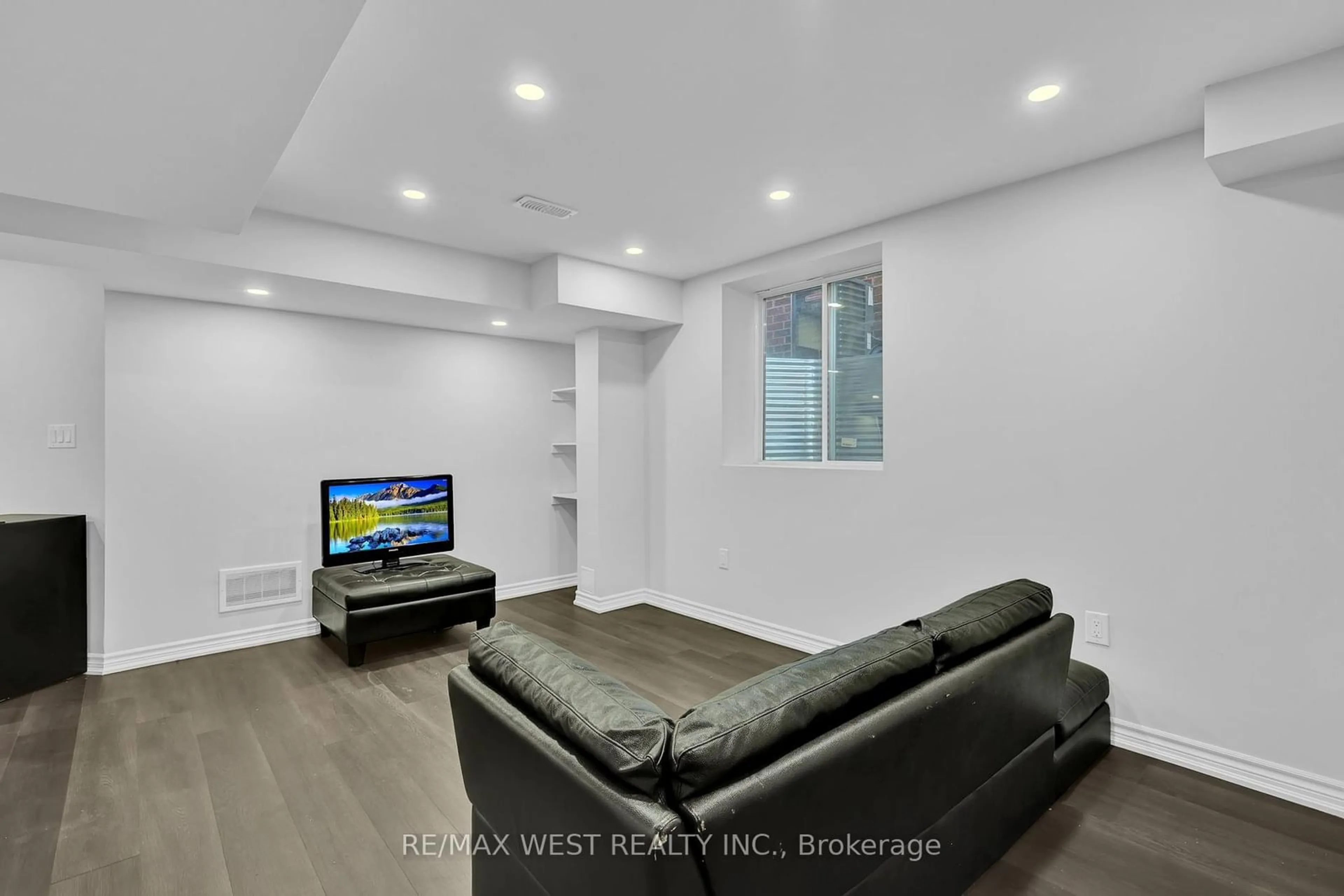 Home theater for 992 Wrenwood Dr, Oshawa Ontario L1K 0V8